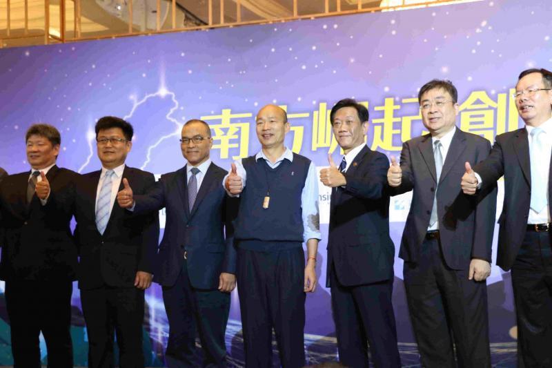 出任高市府兩岸工作小組委員的廈門市台商協會會長吳家瑩(右一),也在這次雙城論壇的貴賓名單之列。圖為他與韓國瑜今年2月共同出席活動。(高雄市政府提供)
