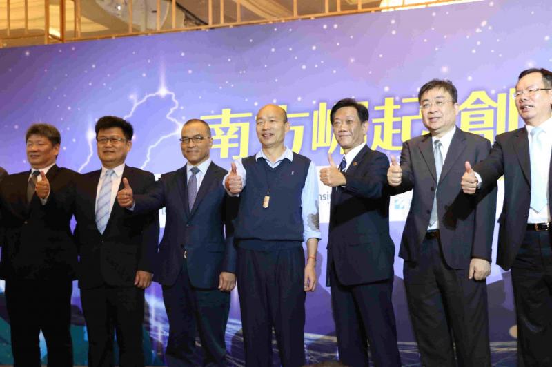 出任高市府兩岸工作小組委員的廈門市台商協會會長吳家瑩(右一),也在這次雙城論壇的貴賓名單之列。圖為他與韓國瑜今年2月共同出席活動。(高雄市政府提供)