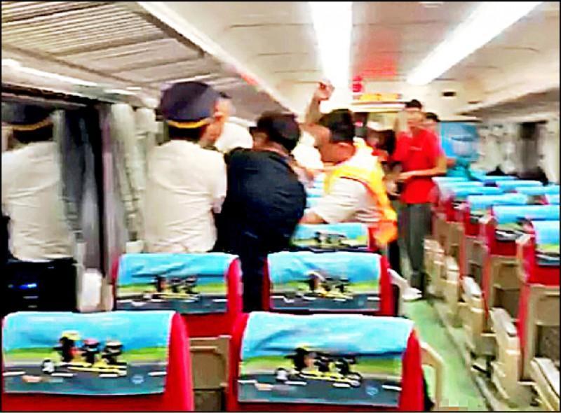 台鐵人員合力上前壓制失控的鄭男。(翻攝畫面)