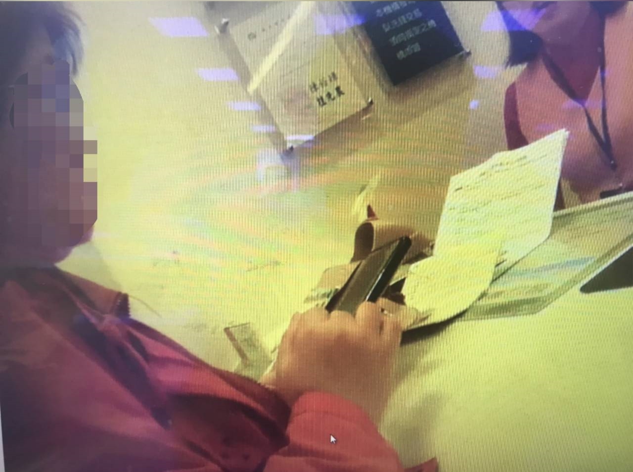 李婦向銀行櫃檯表示欲解除定存，匯款百萬給友人。（翻攝畫面）