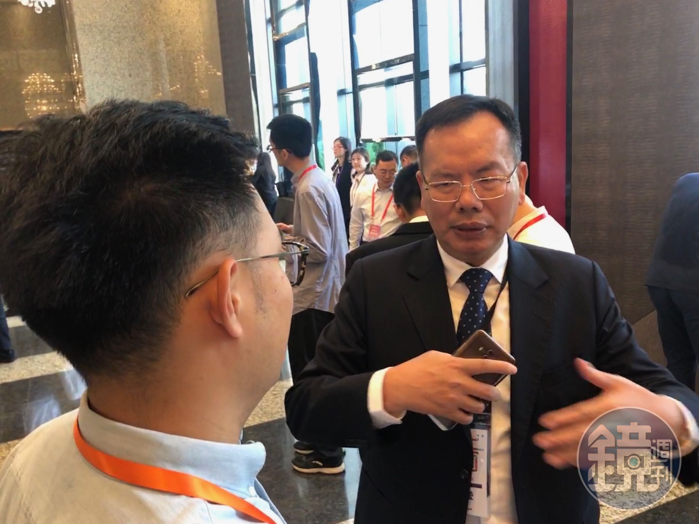 身兼高市府兩岸小組委員的廈門市台商協會會長吳家瑩（右）現身雙城論壇，並稱自己支持九二共識。