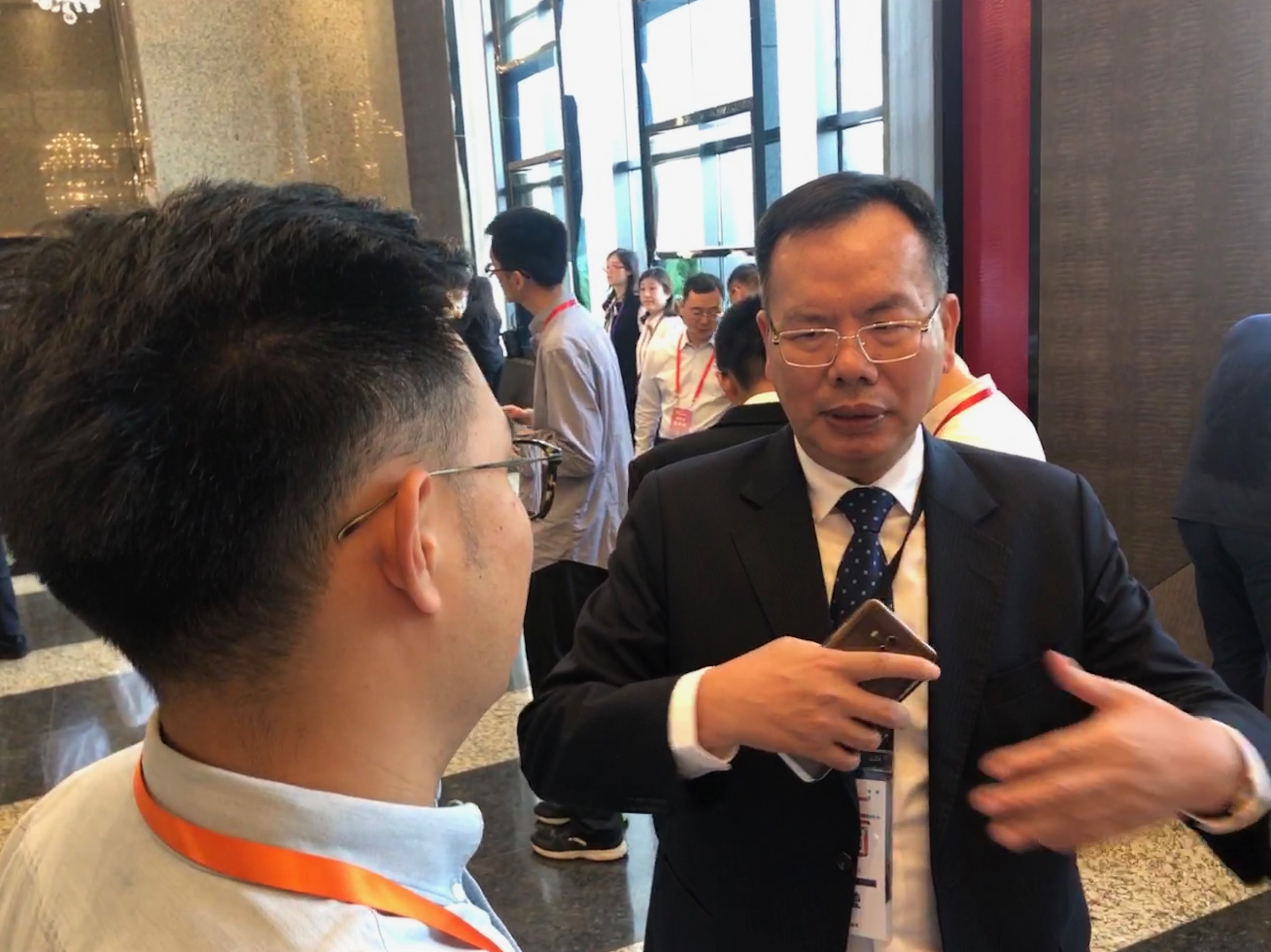 身兼高市府兩岸小組委員的廈門市台商協會會長吳家瑩（右）現身雙城論壇，並稱自己支持九二共識。