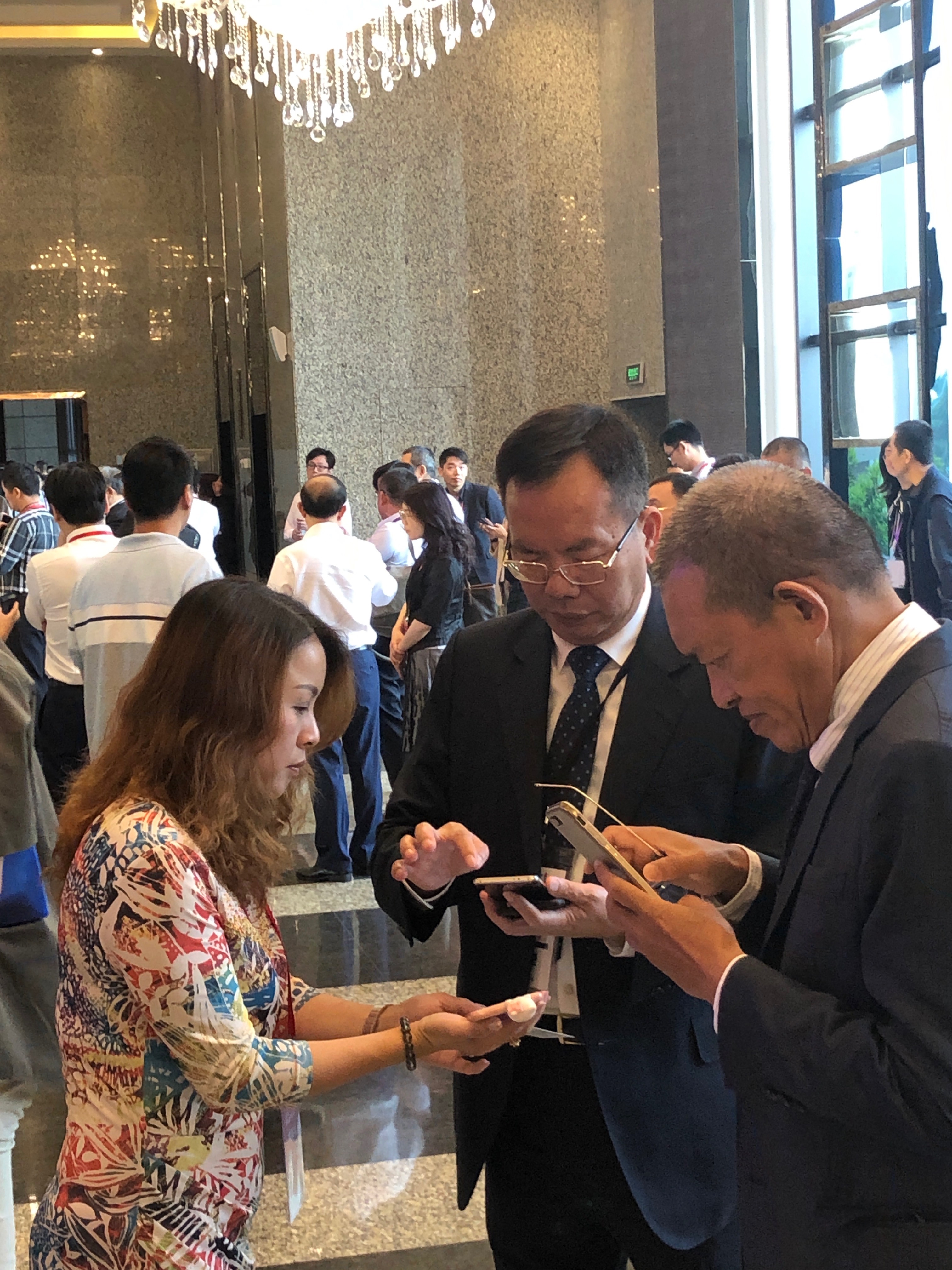 吳家瑩（中）出席台北上海雙城論壇，並稱希望促成廈門、高雄的雙城論壇。