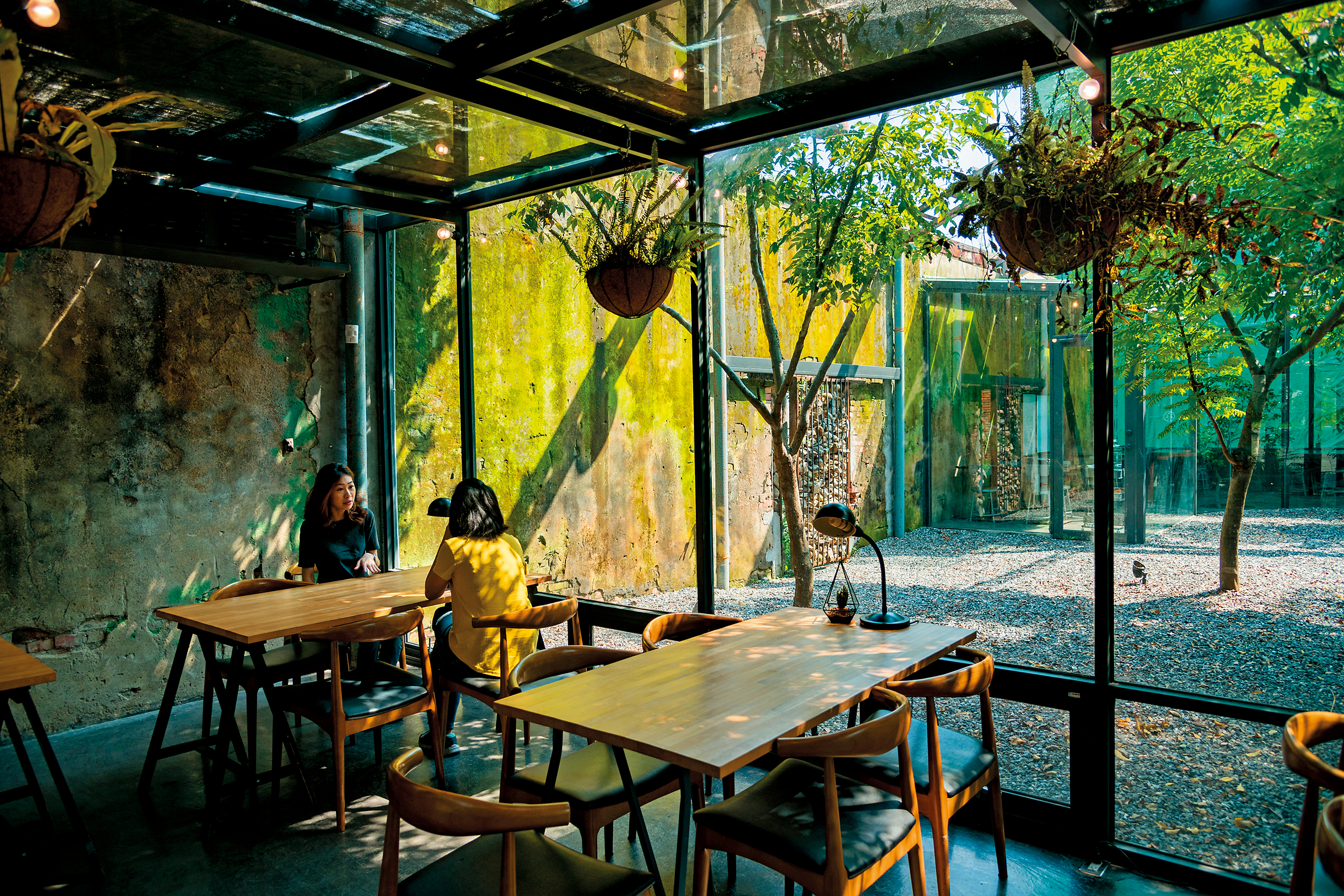 「驛前大和頓物所」大量使用整面透明落地窗，坐在室內卻又彷彿身在戶外。