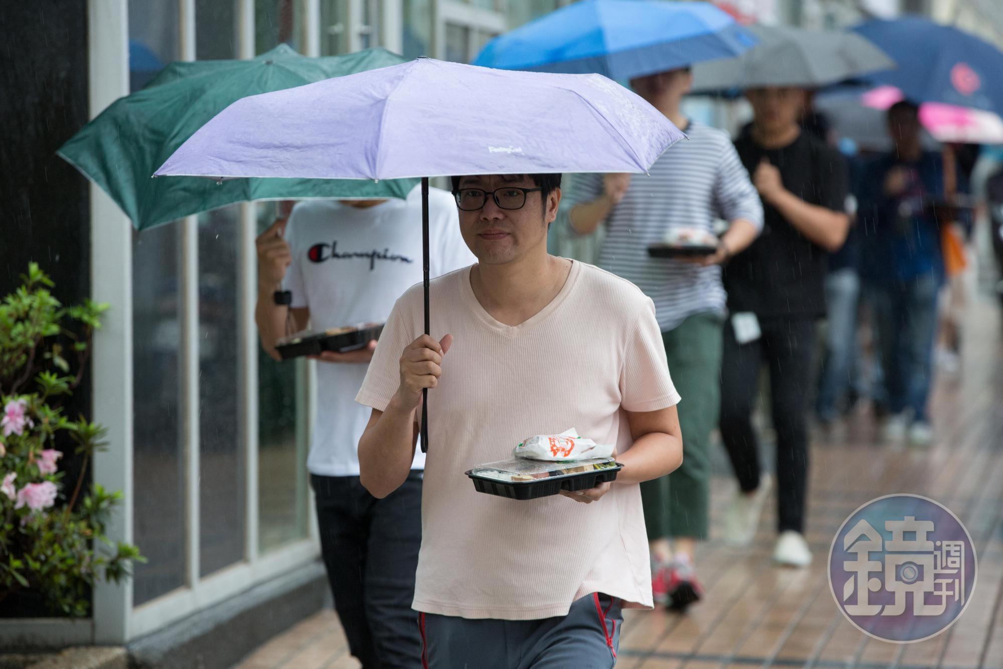 氣象局今早10點15分發布大雨特報,南部地區有局部大雨發生機率。