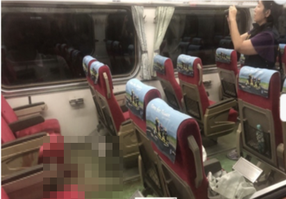 昨晚台鐵發生殺警案件，一名男子疑似逃票不滿鐵路警要他補票，拿刀朝員警身上刺去，現場地上留有員警的血跡。（翻攝畫面）