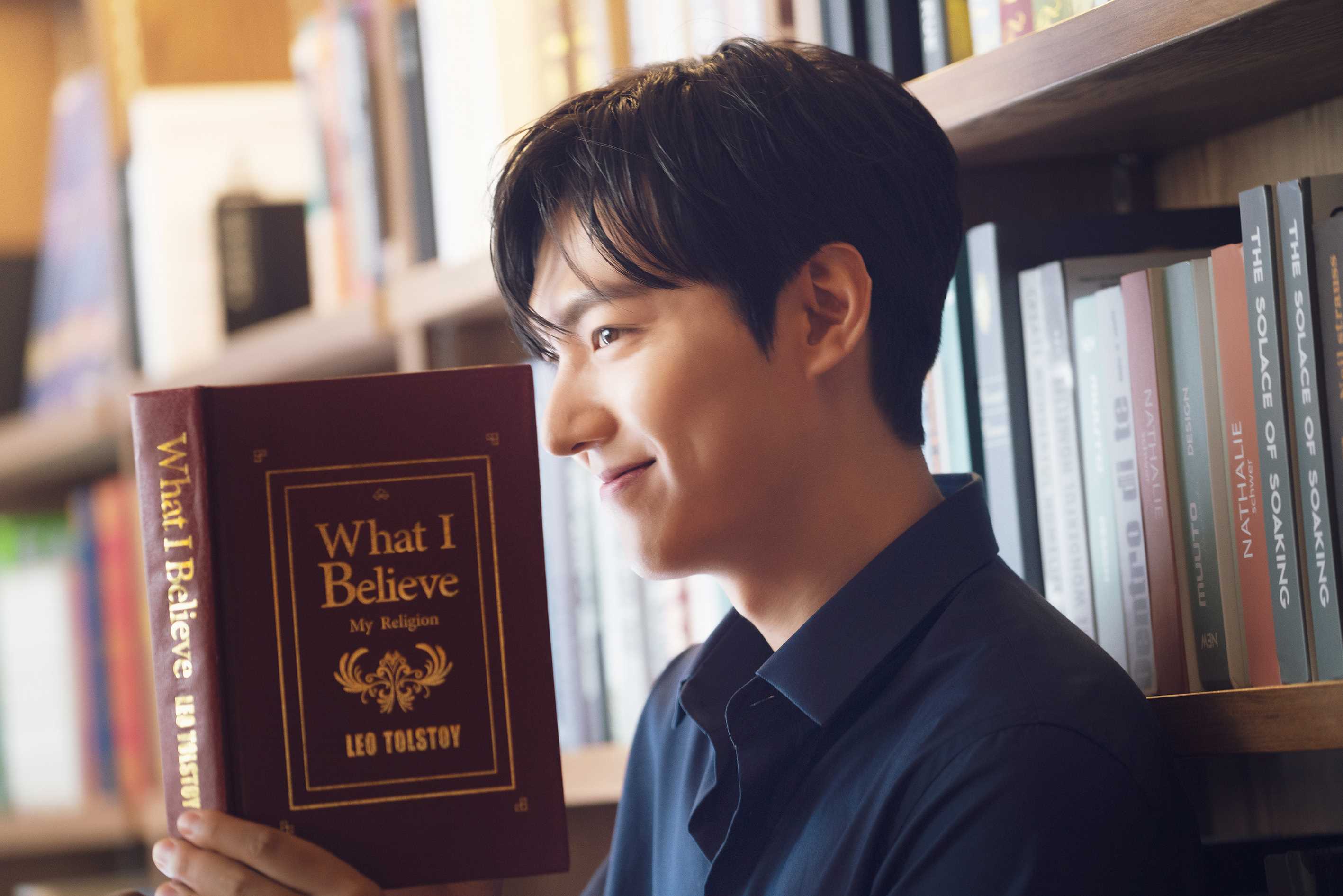 日前來台秘密工作的李敏鎬照片曝光，原來是為人蔘品牌拍廣告。（正官庄提供）