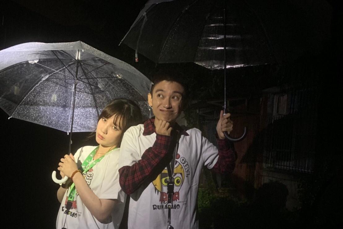 張艾亞前往曾發生自殺事件的廢棄眷村探險，錄影當天一到現場就感覺全身僵硬。（緯來）