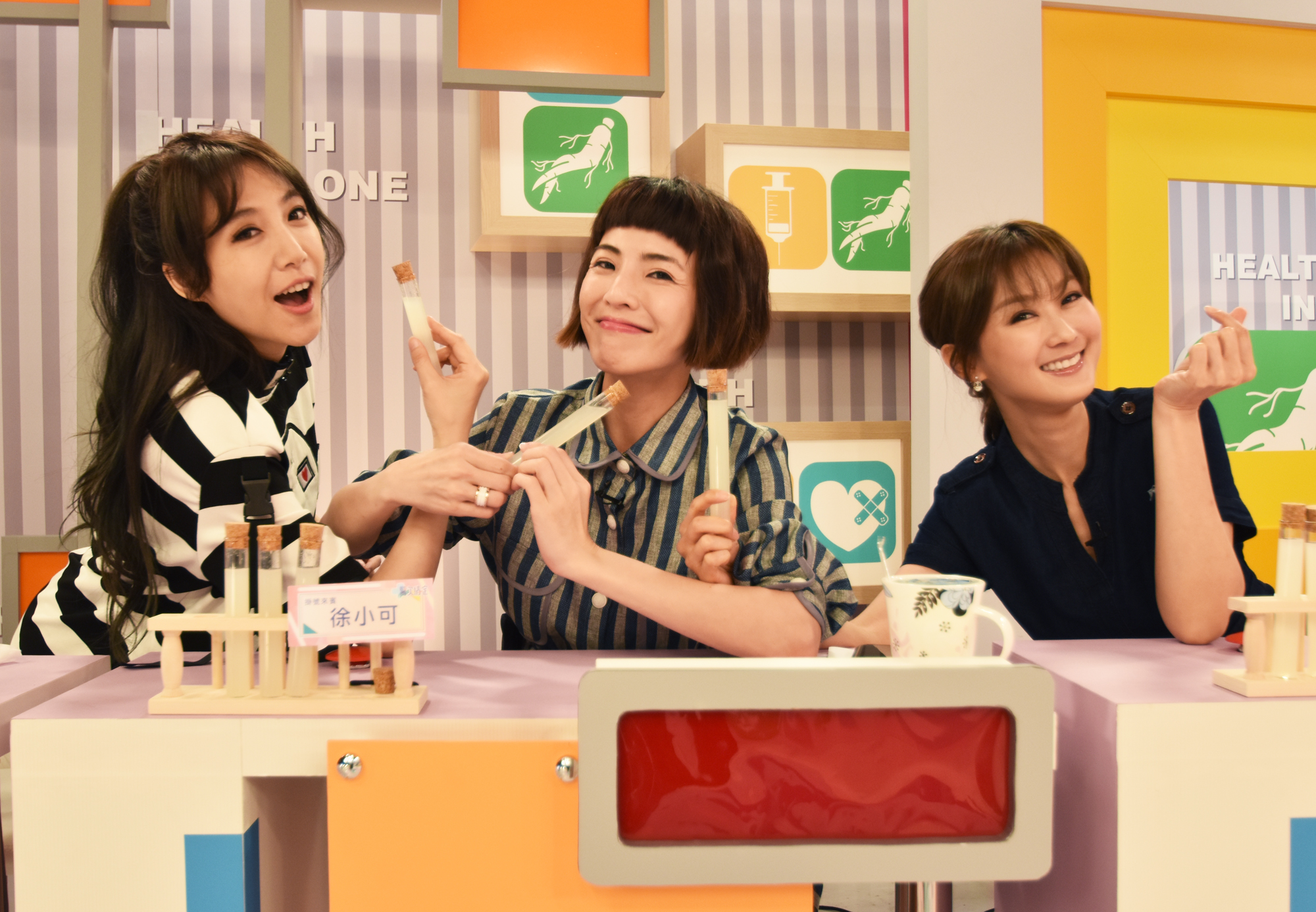 徐小可、佩佩、陳珮騏上緯來《醫次搞定》分享婦科經驗。（緯來）