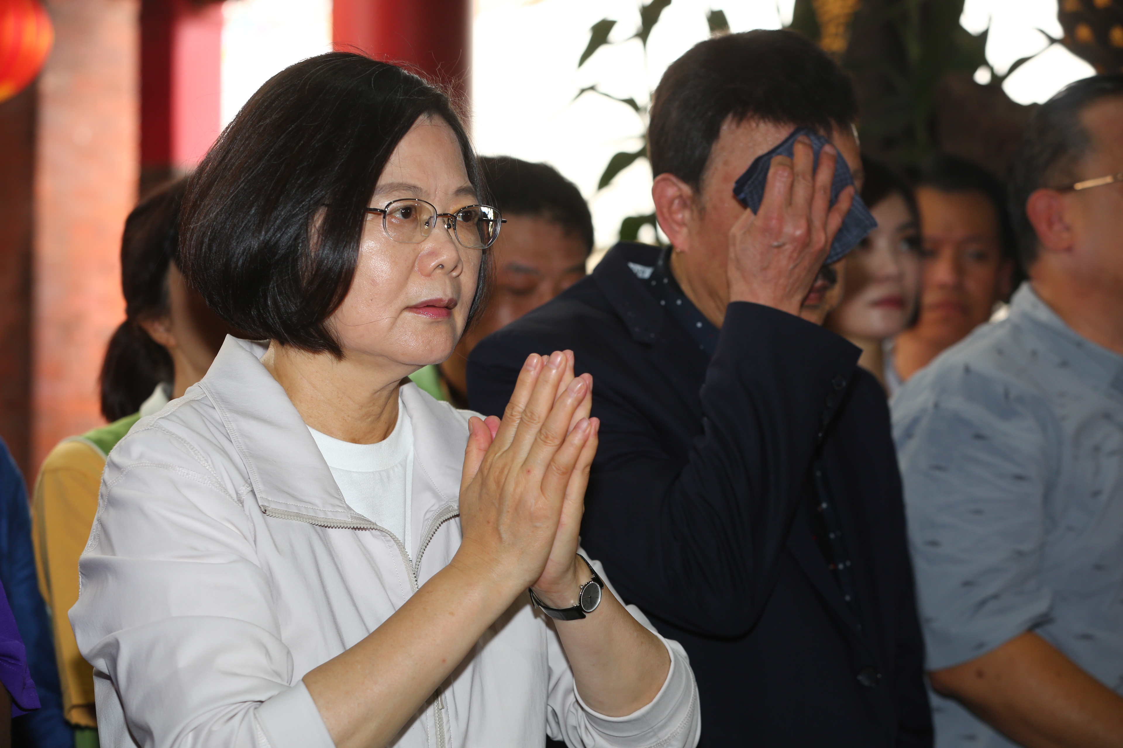 總統蔡英文今早到三重先嗇宮參拜後，對鐵路警察李承翰遭殺害表達哀悼之意。