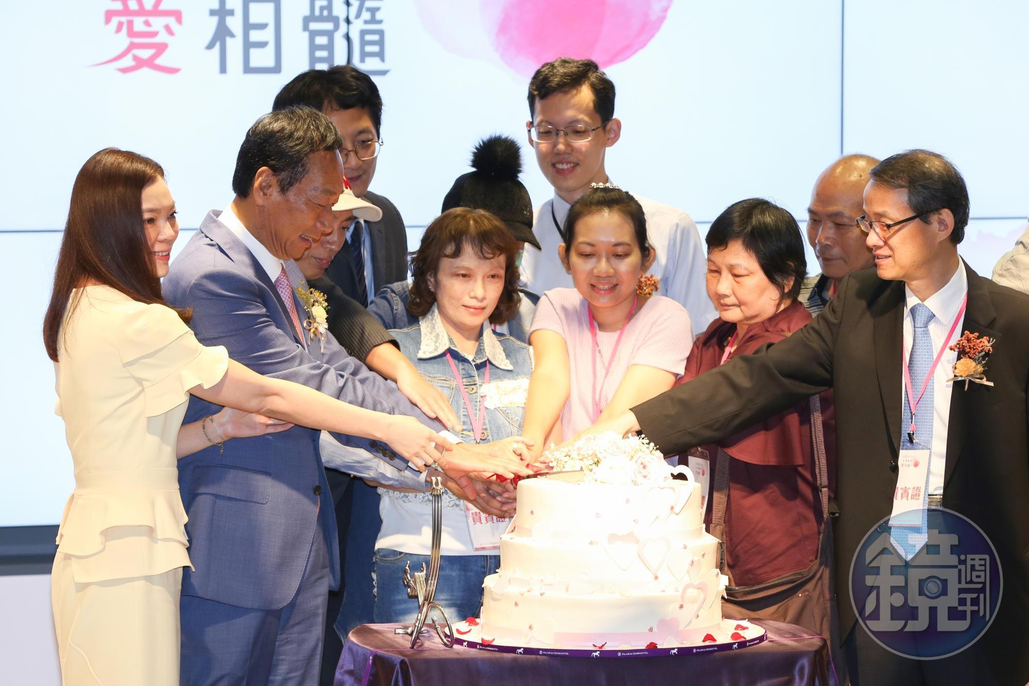 台大癌醫今日正式開院,鴻海集團創辦人郭台銘與妻子曾馨瑩連袂出席。