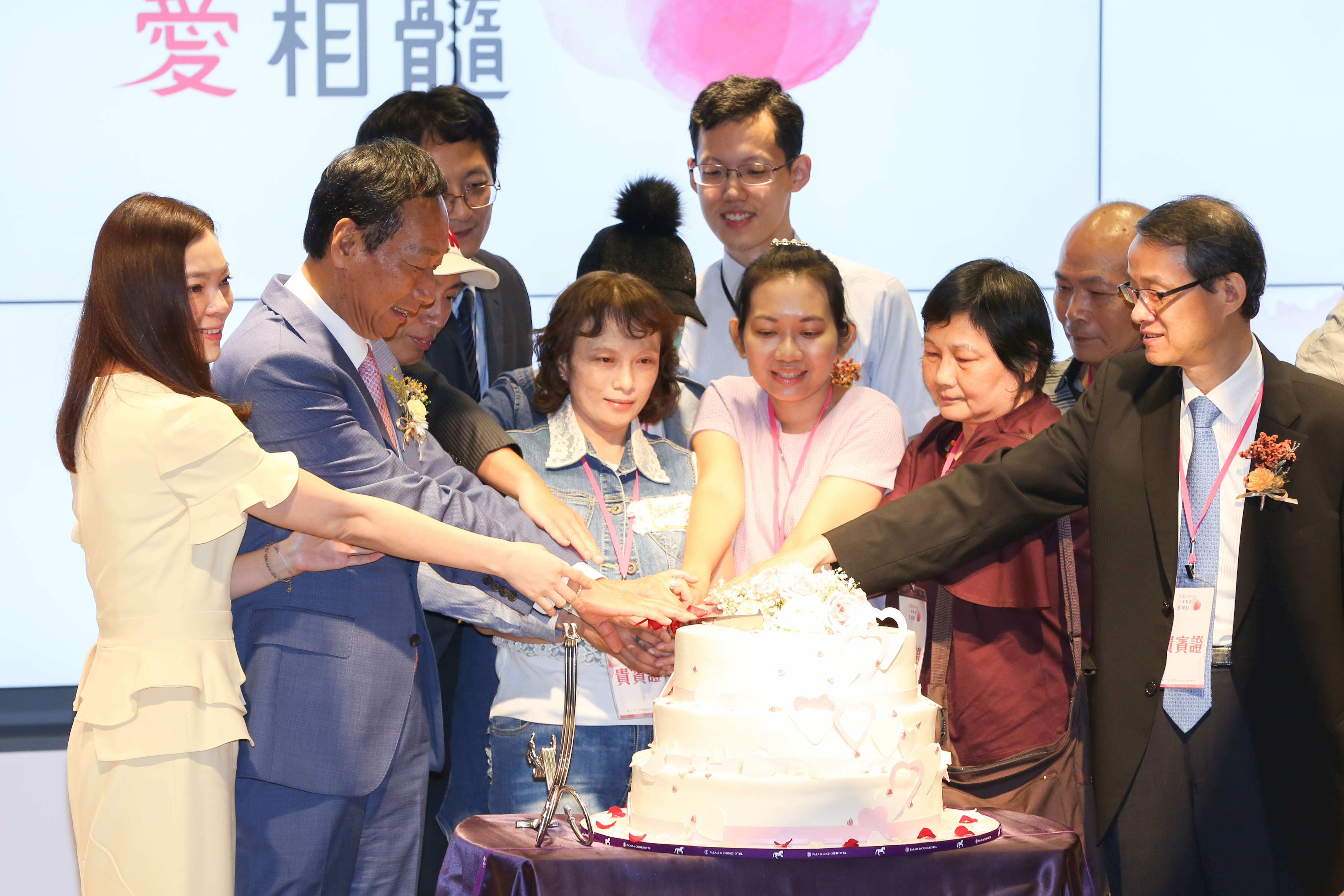 台大癌醫今日正式開院，鴻海集團創辦人郭台銘與妻子曾馨瑩連袂出席。
