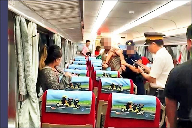 李姓員警奮力肉搏鄭姓男子,混亂中不幸被刀刺中。(翻攝畫面)