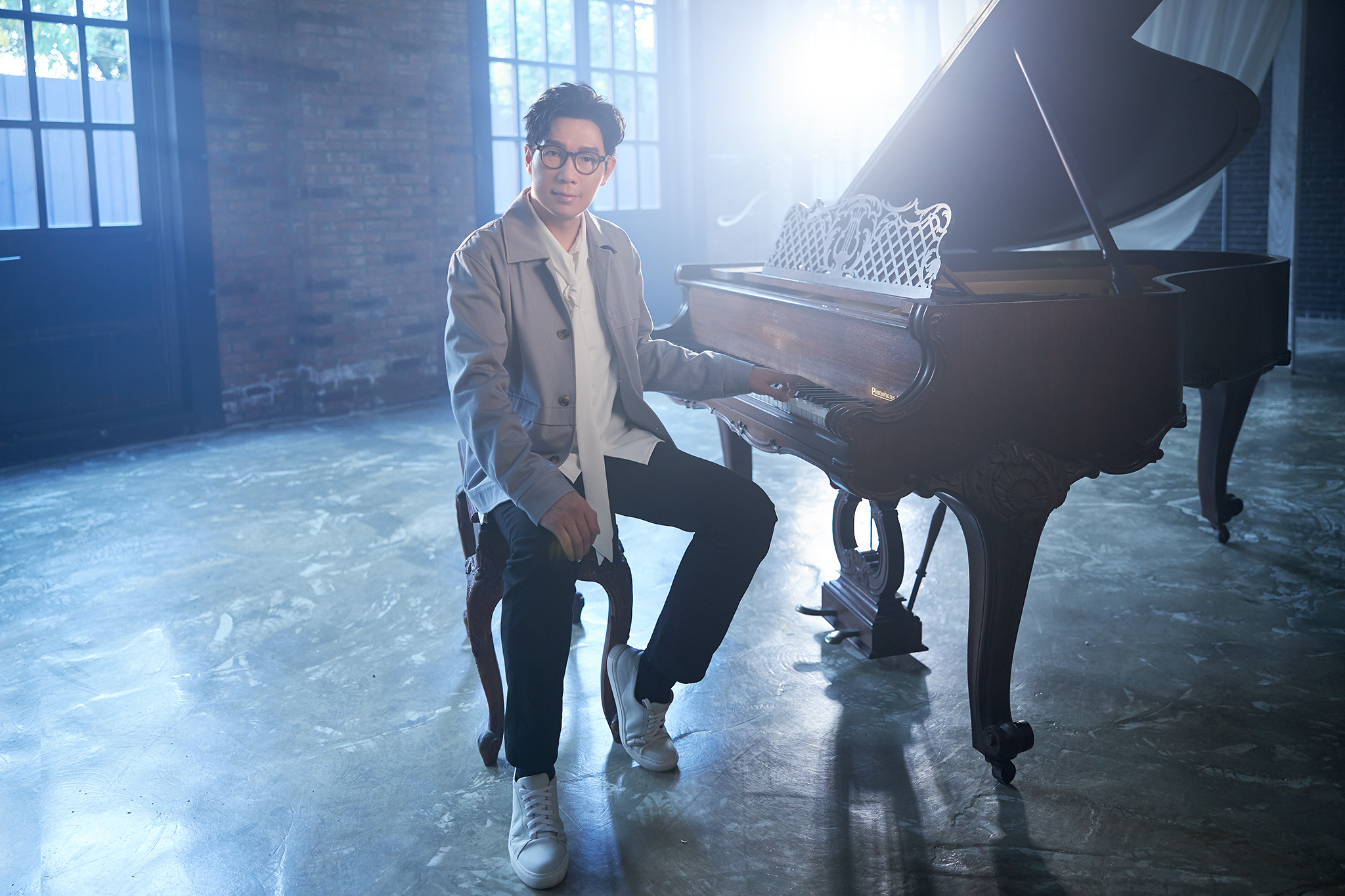 品冠推出新歌〈最佳前任〉，MV大秀琴技，並反諷高唱「去你的幸福」。（海蝶提供）