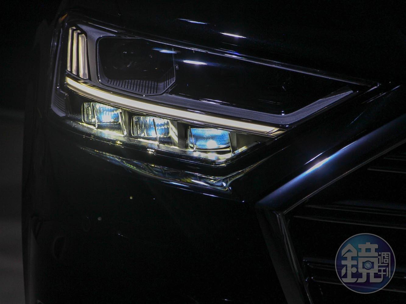 32組獨立LED建構出的頭燈組，象徵品牌在照明上的進步。