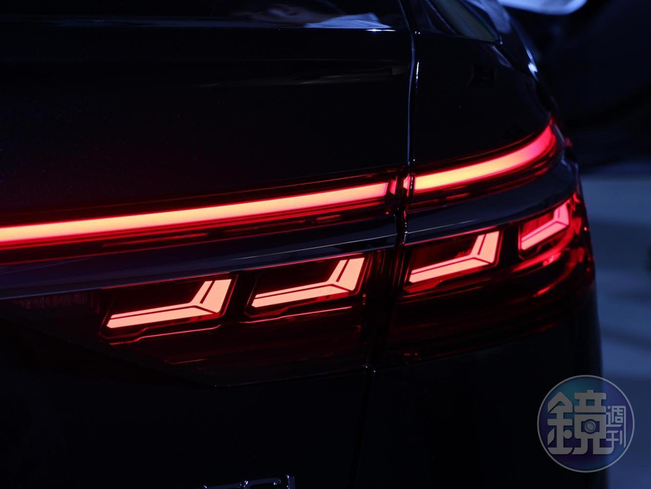 AUDI A8的車尾燈採用了OLED有機發光二極體的材質。