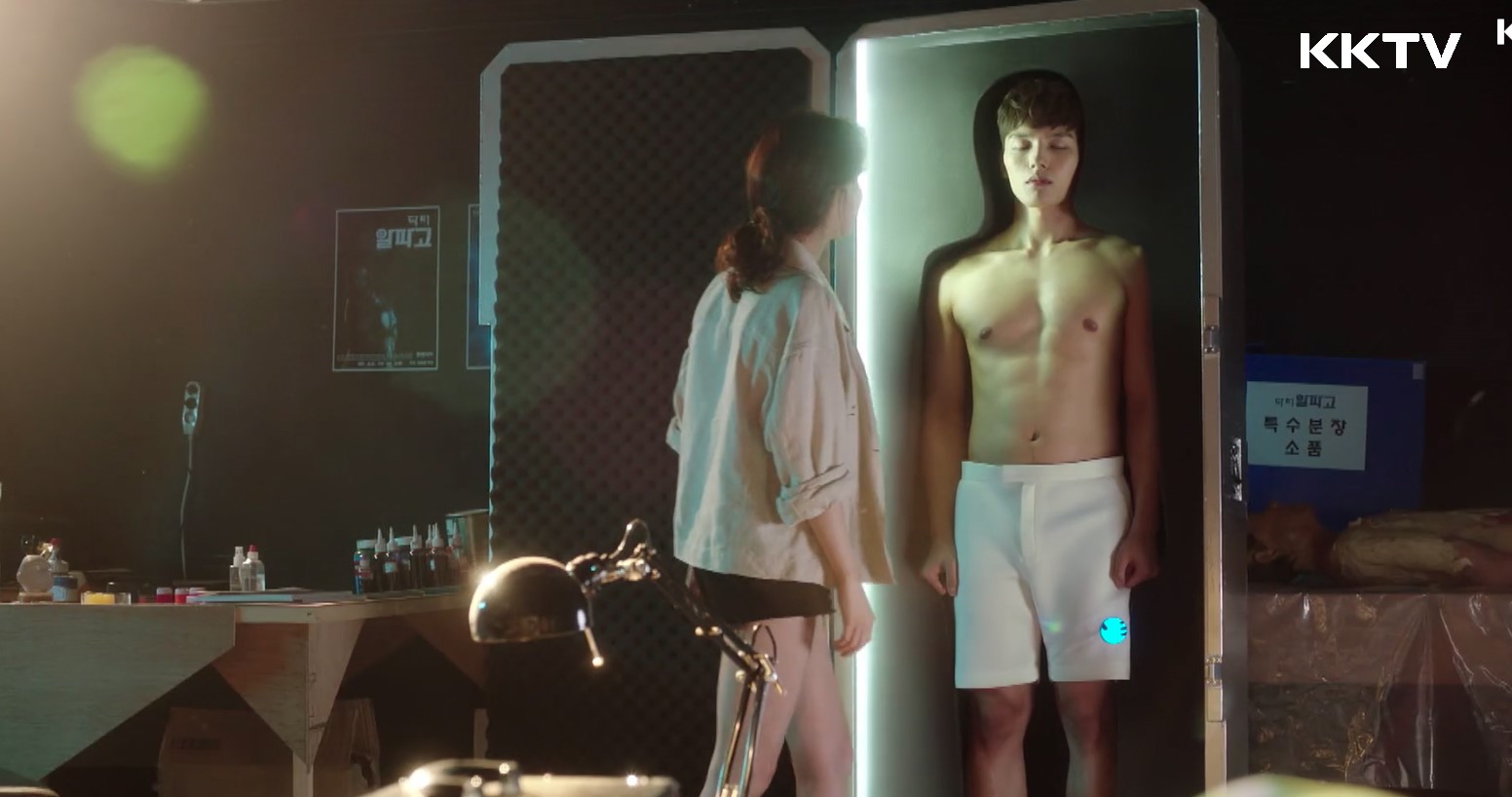 童星出身的呂珍九（右）在《絕對達令》轉大人，首集就大秀養眼身材。（KKTV提供）