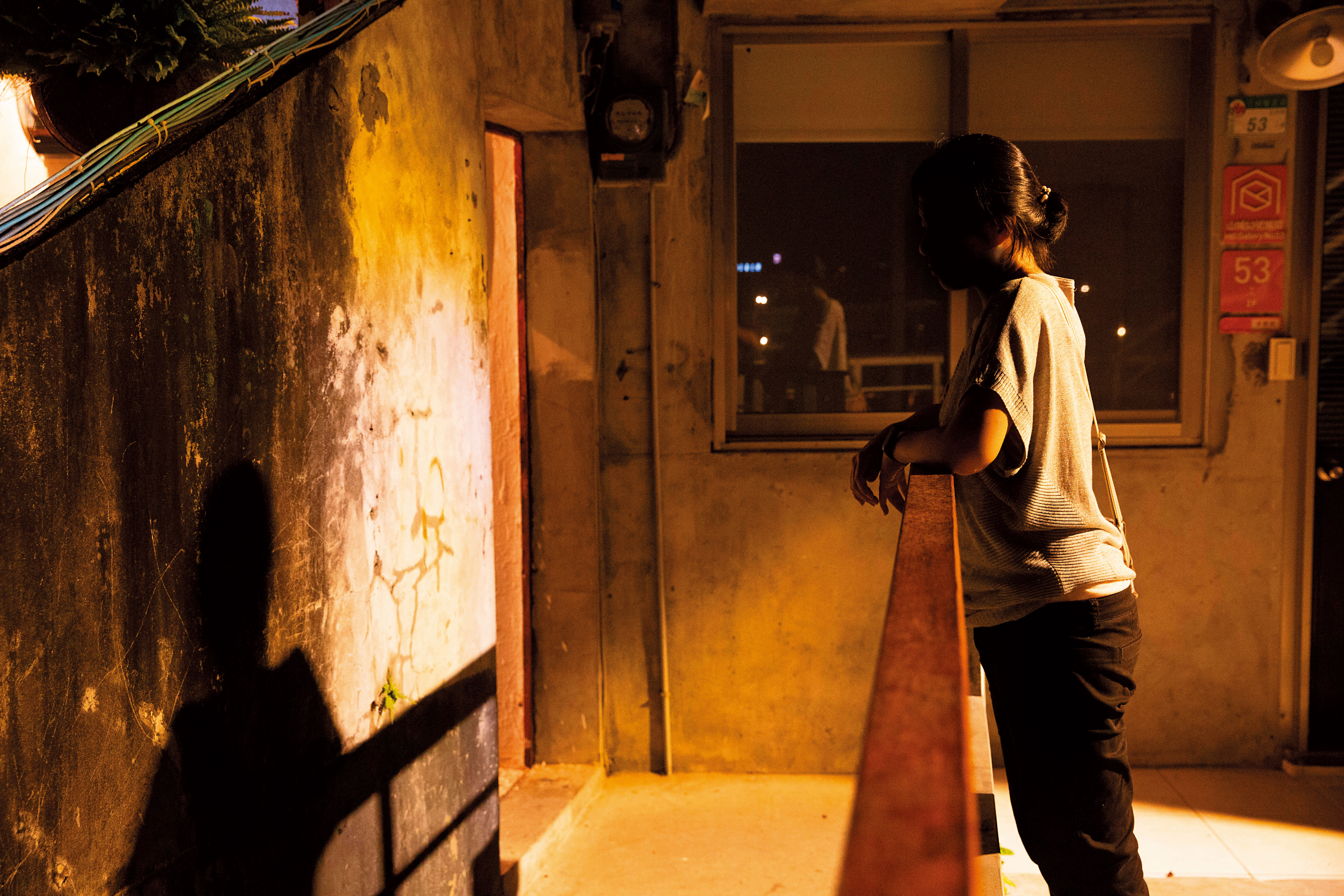 曾小姐說她通報過幾次家暴，但警方處理的積極度讓她無法信任；目前這對情侶是靠NGO（非政府組織）社工的協調與幫助，盡量減少發生家暴的次數。