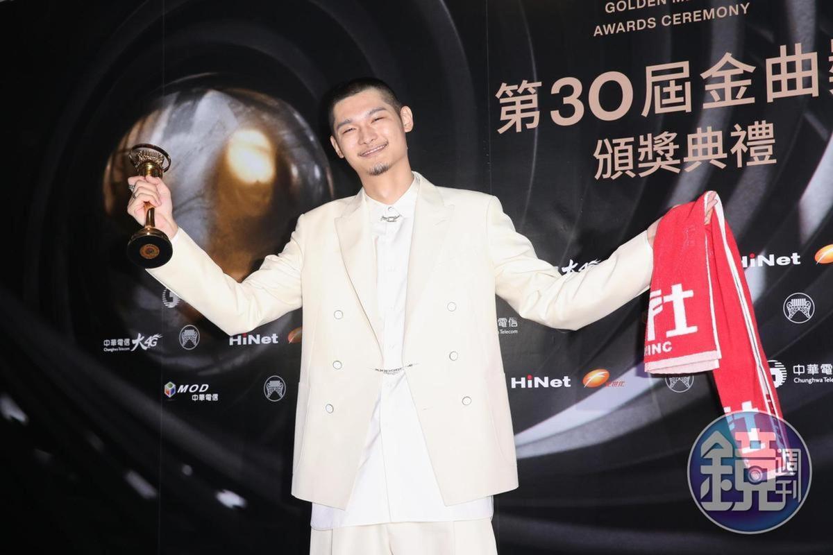 Leo王冷嘲熱諷的嘻哈力道早有強大人氣,25歲就榮登金曲歌王。