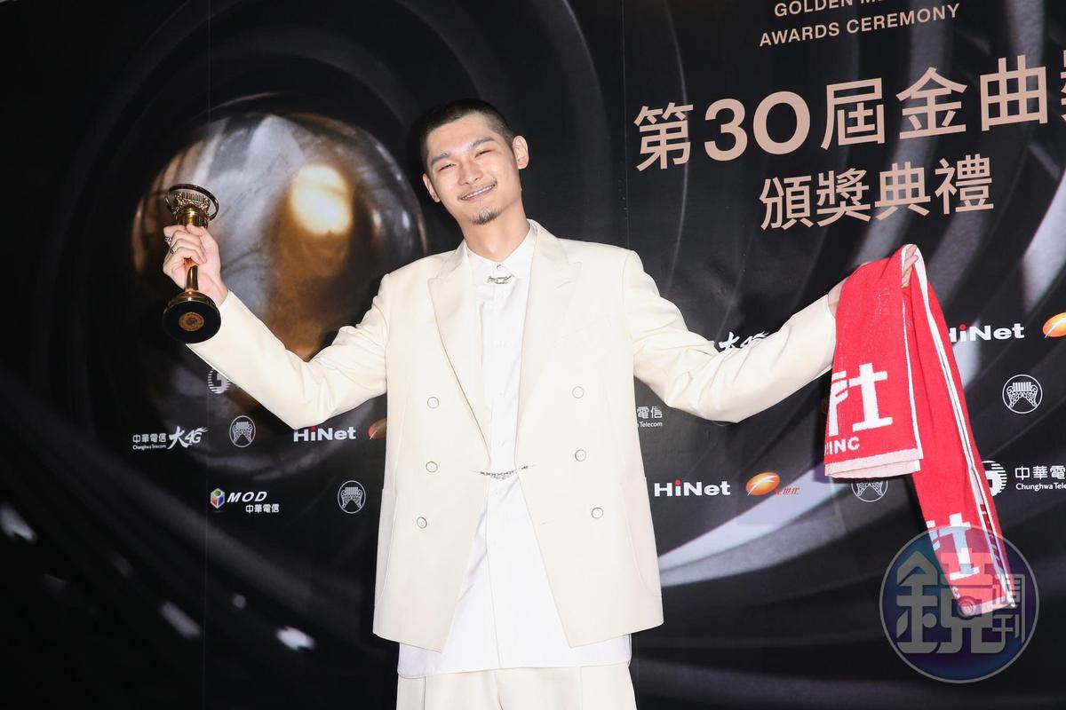 Leo王冷嘲熱諷的嘻哈力道早有強大人氣,25歲就榮登金曲歌王。