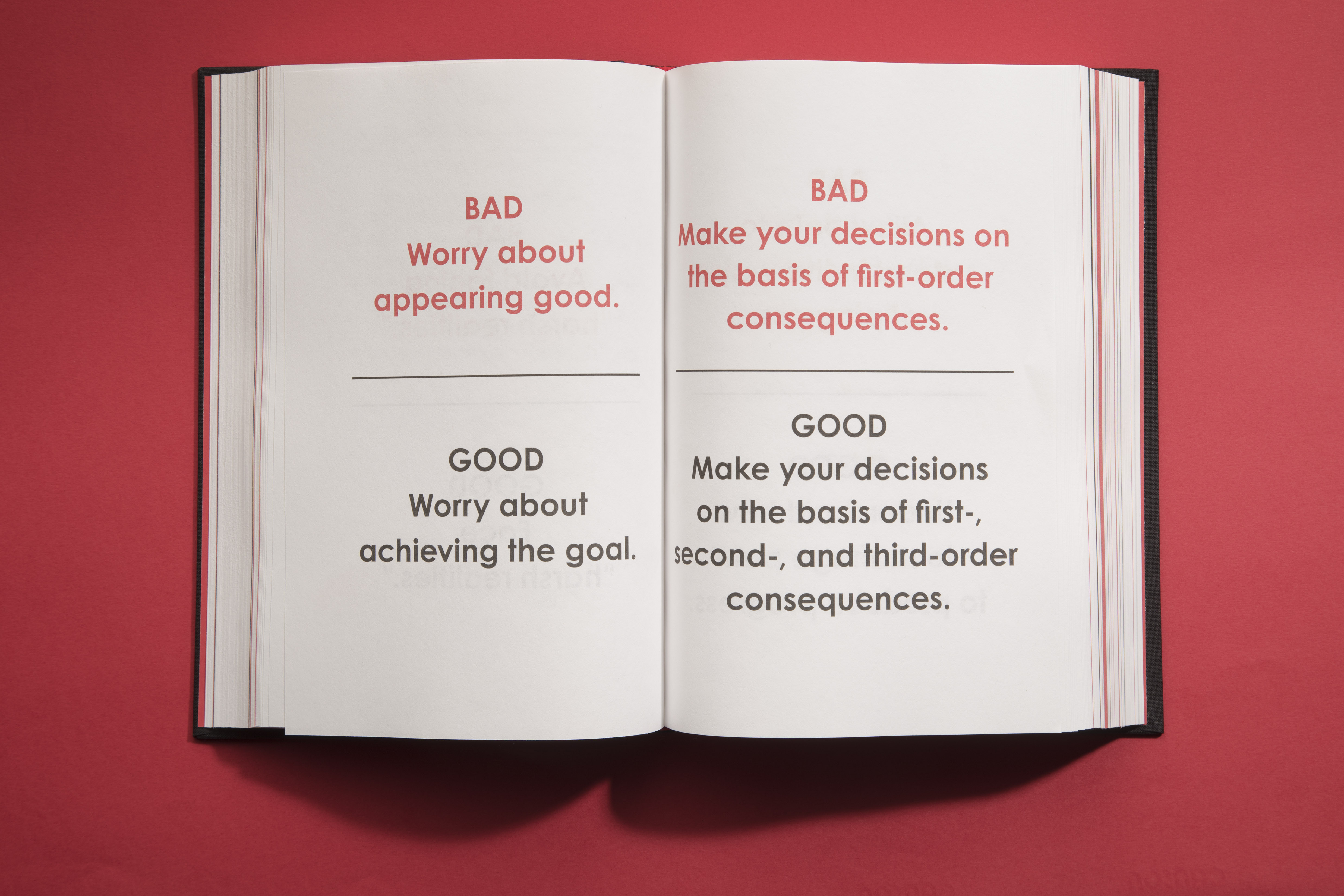 厚達123頁的橋水基金內部員工「守則」。（東方IC）