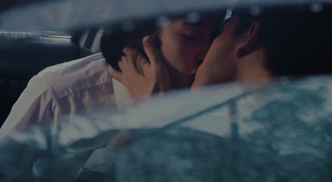MV中也有男女主角激吻場面。（環球唱片提供）