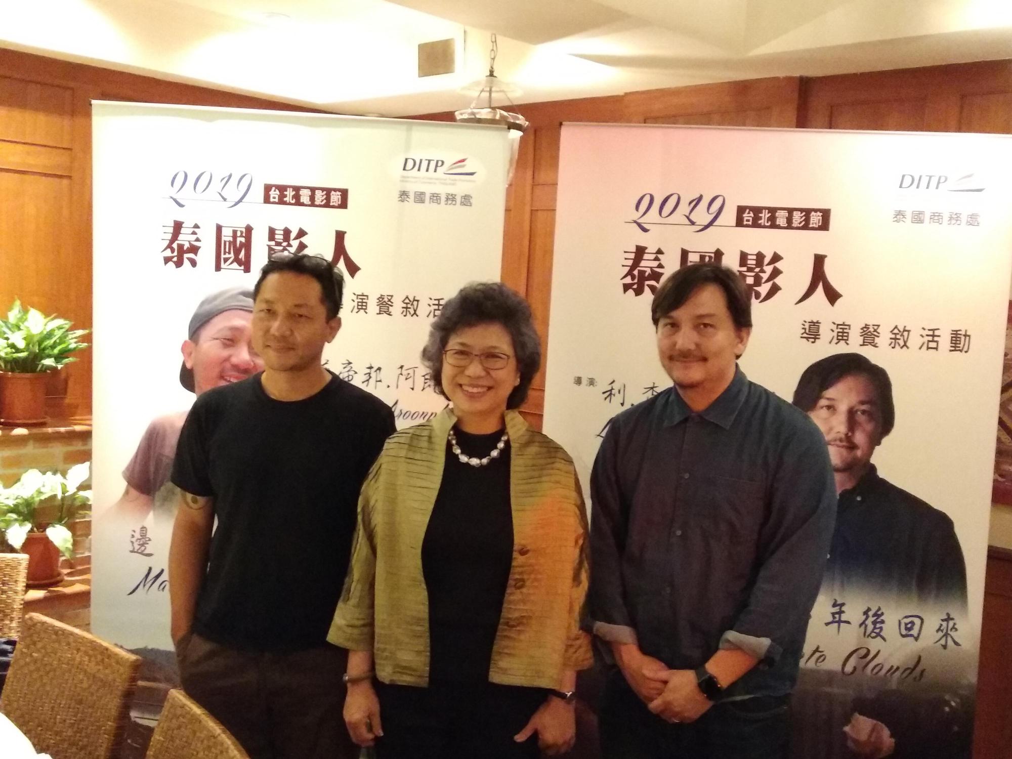 泰國商務處處長陳春蘭（中）邀請普帝邦．阿郎潘（左）、利．查泰米提古（右）一起聊創作。（泰國商務處提供）