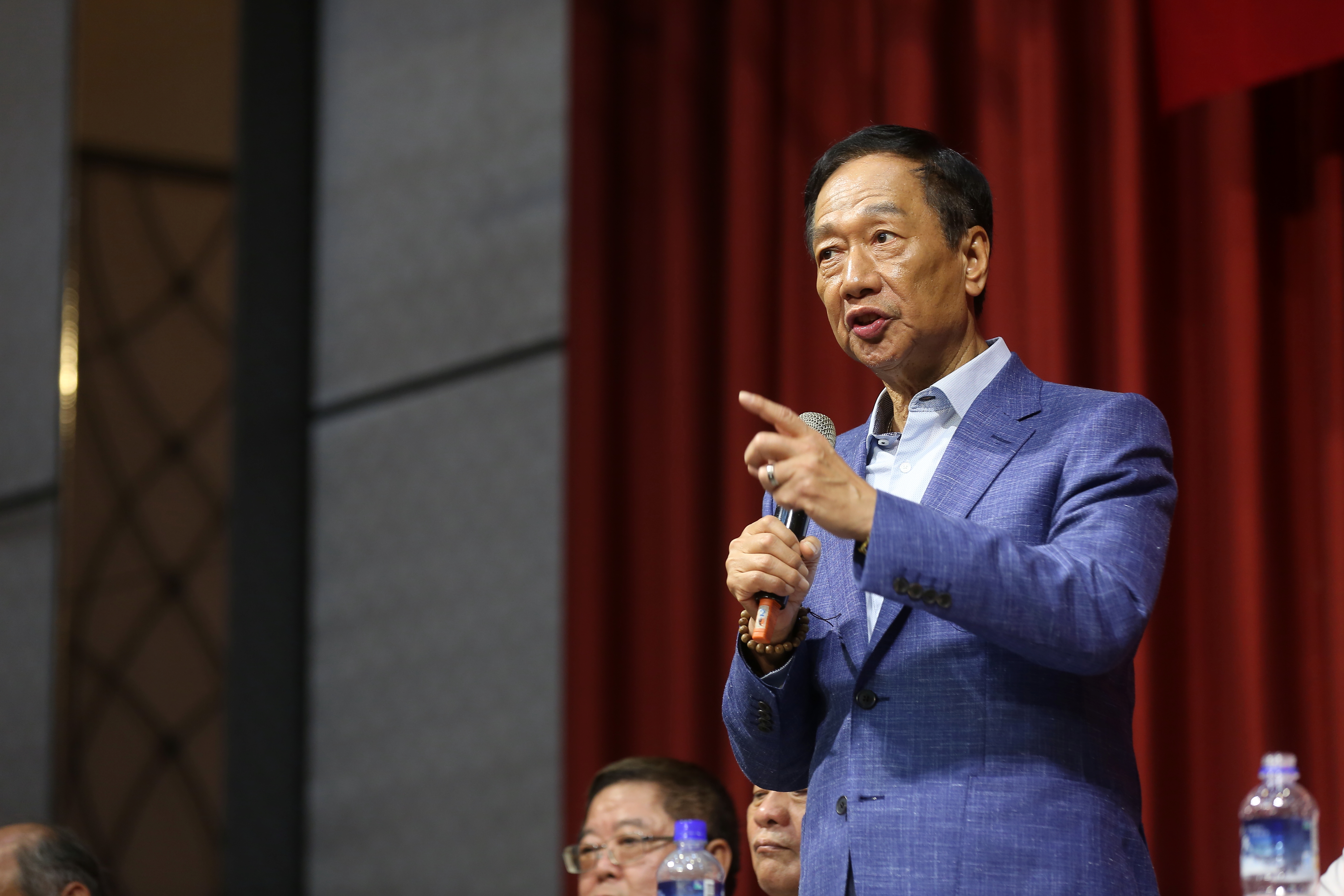 郭台銘出席黨團大會，對先墊付恐有違預算法做解釋。