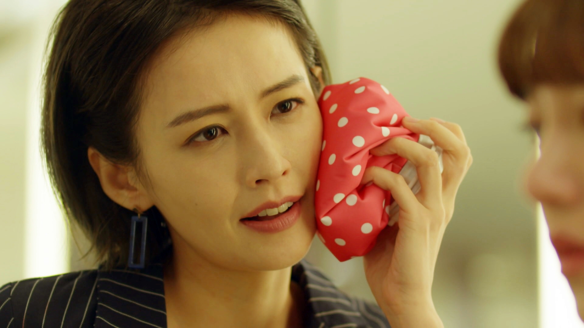 袁艾菲被打之後，一邊拿冰袋冰敷，還稱讚夏若妍。（八大提供）