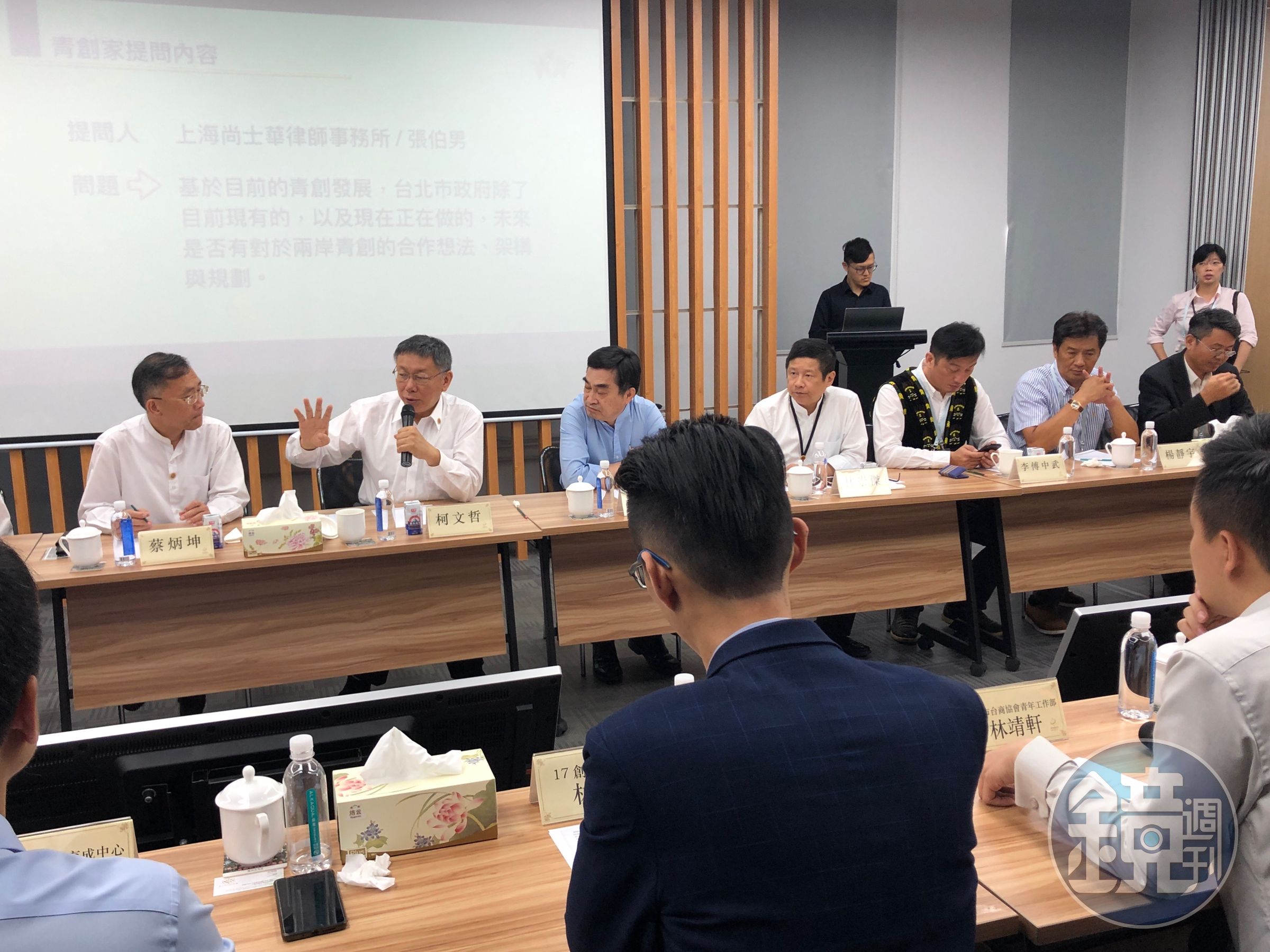 柯文哲在上海金山海峽兩岸青年創業基地與台灣青年座談。