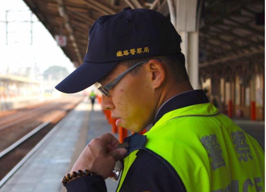 殉職的台鐵警察李承翰將於16日上午舉辦告別式,屆時台鐵全台列車將同步鳴笛致敬。(翻攝畫面)