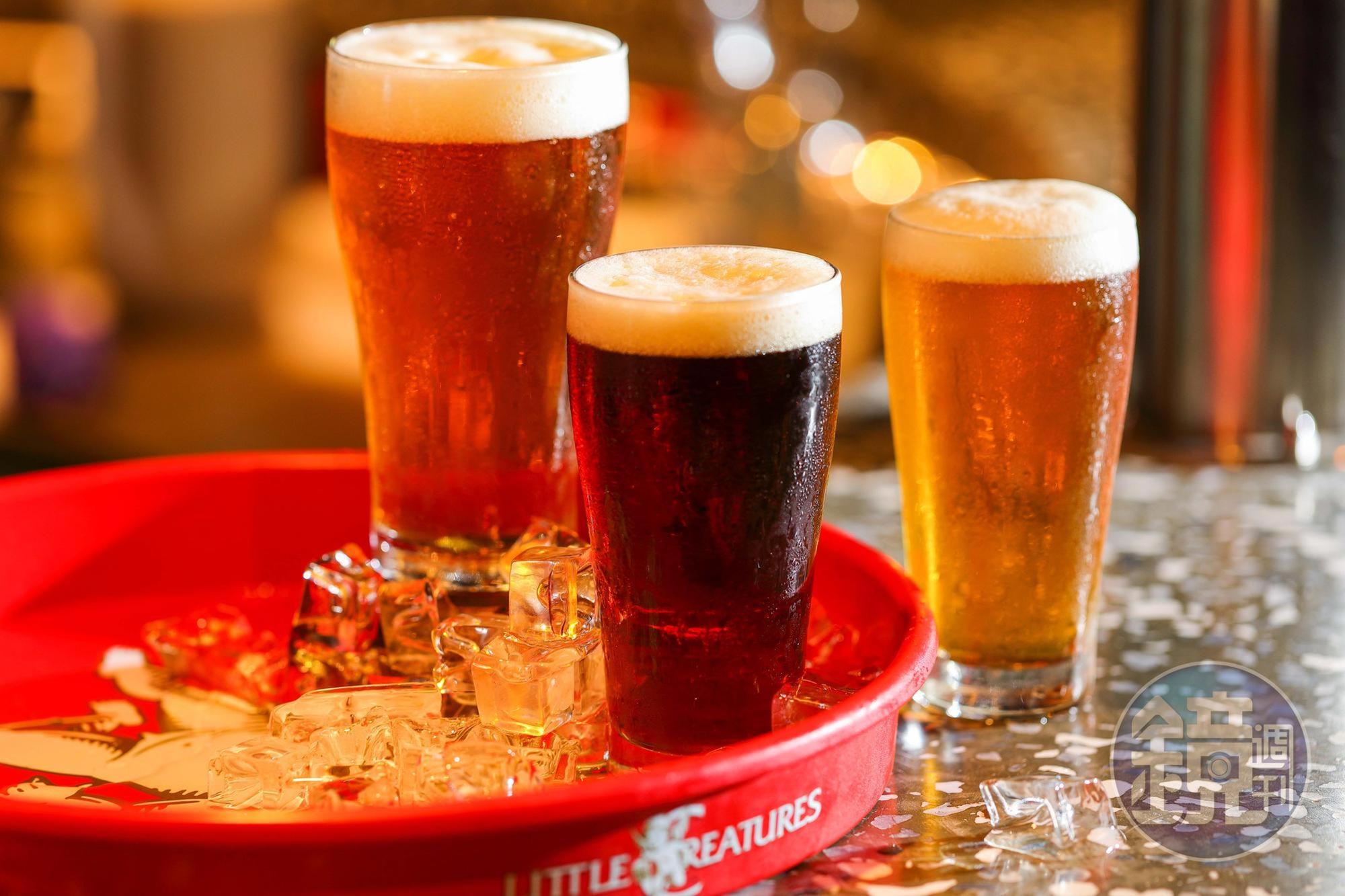On Tap汲取的澳洲精釀啤酒「Rogers Amber Ale琥珀艾爾」(前中,160元/小杯)、「Pale Ale美式淡艾爾」(左後,230元/大杯)、「Bright Ale澳洲金色艾爾」(右後,160元/小杯),風味各異,酒迷可自由搭餐探索趣味。