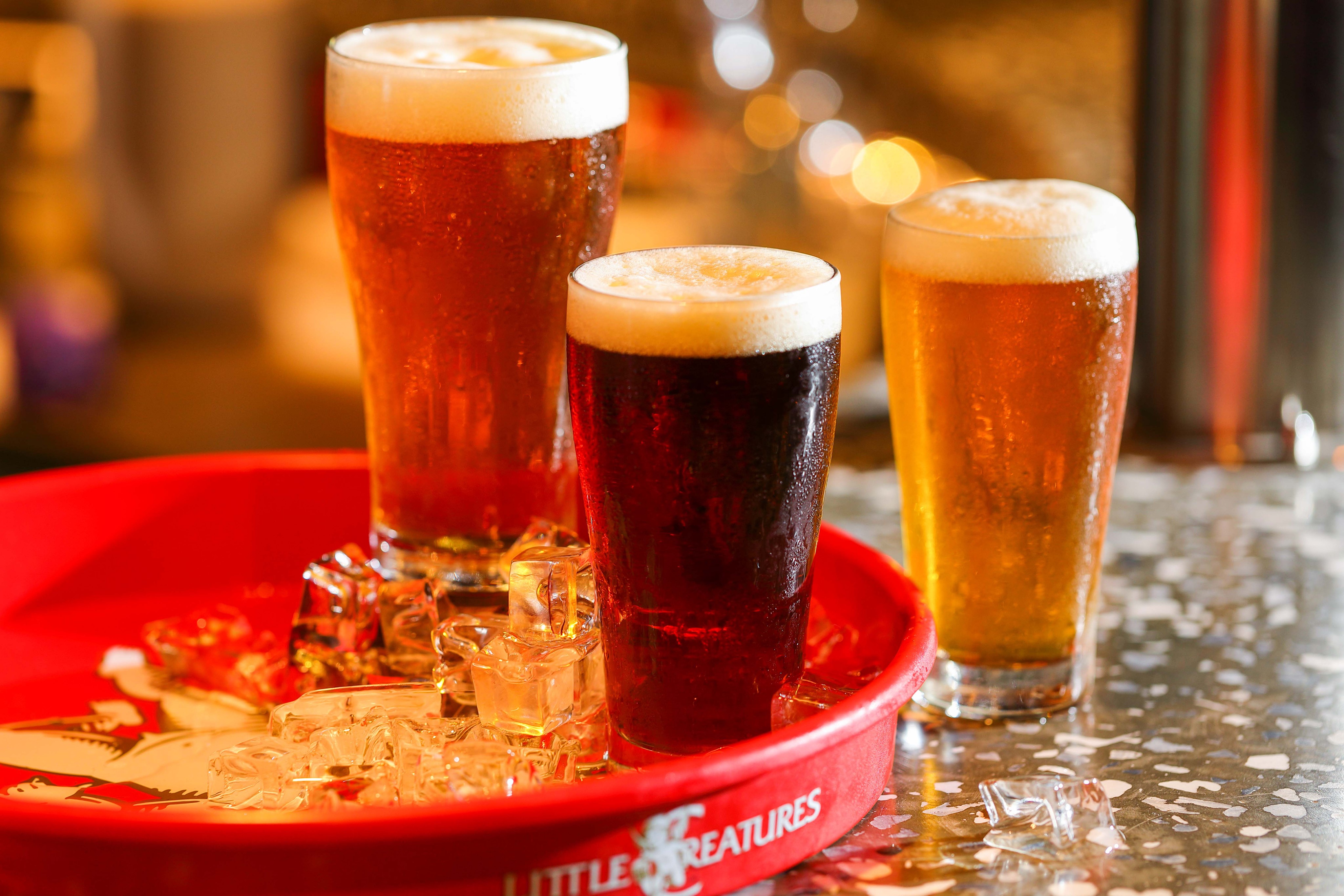 On Tap汲取的澳洲精釀啤酒「Rogers Amber Ale琥珀艾爾」（前中，160元／小杯）、「Pale Ale美式淡艾爾」（左後，230元／大杯）、「Bright Ale澳洲金色艾爾」（右後，160元／小杯），風味各異，酒迷可自由搭餐探索趣味。