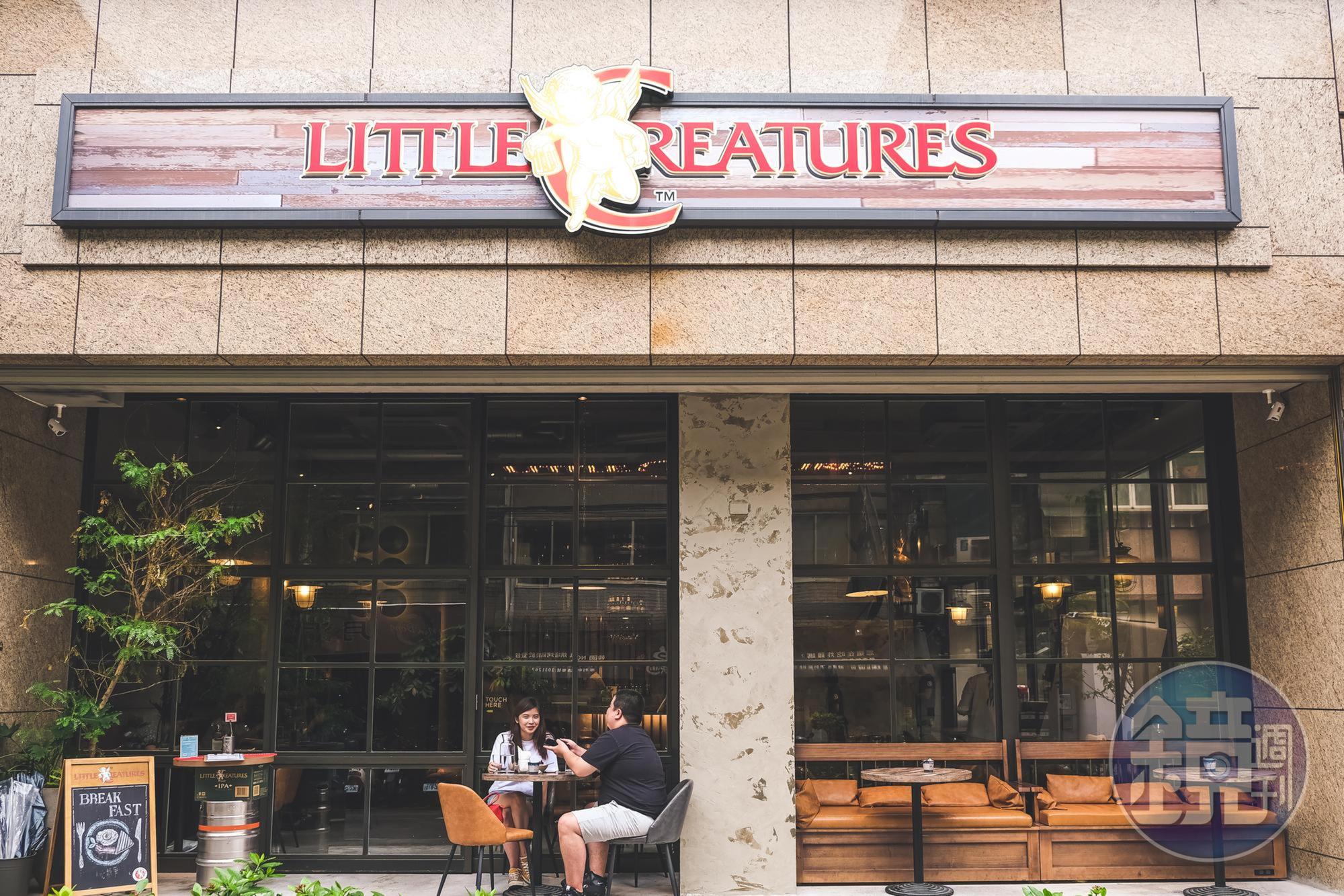 「Little Creatures Taipei小天使精釀啤酒餐廳」設有戶外座位,可享受露天飲酒的豪邁。