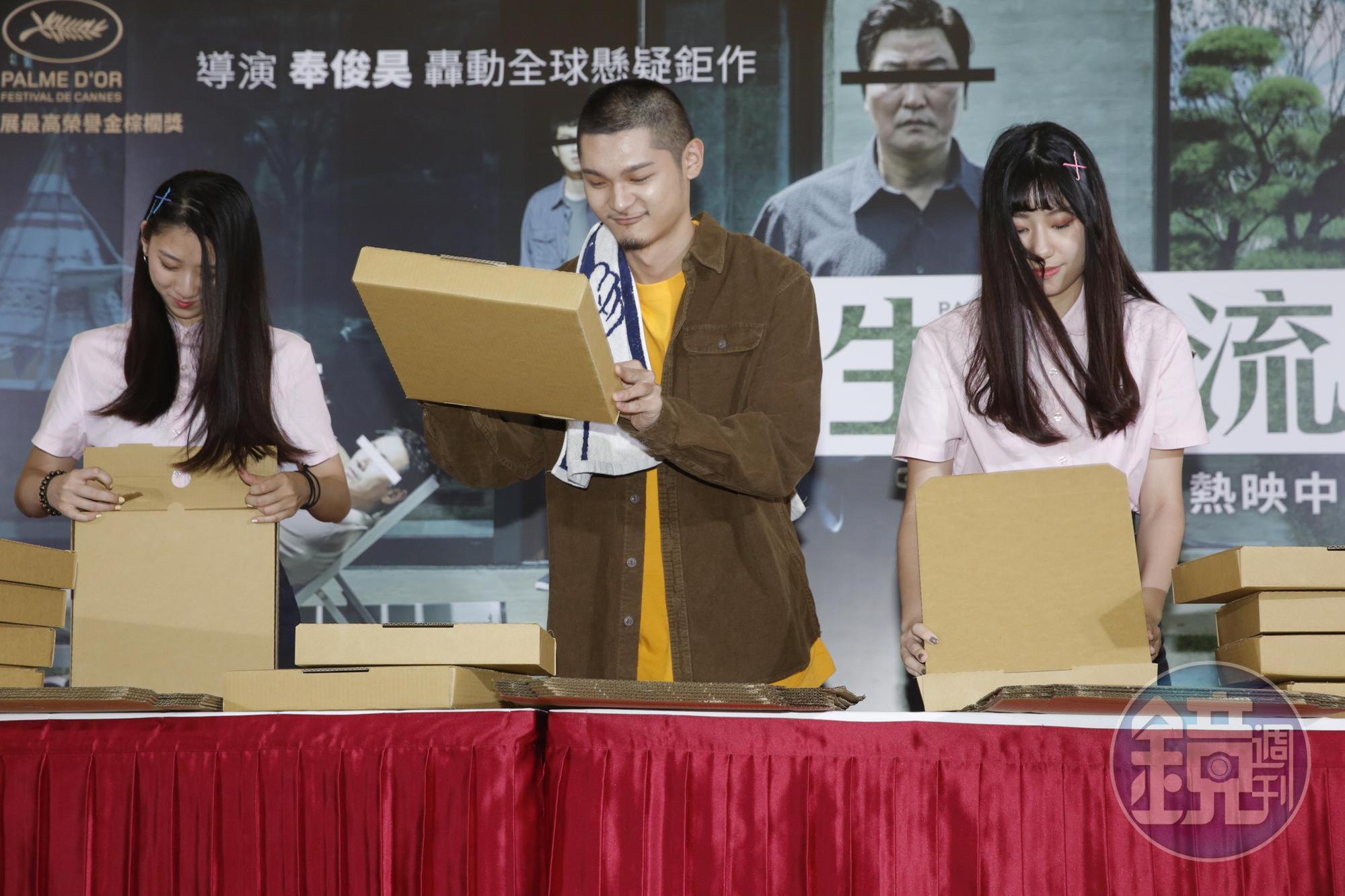 Leo王用自己的節奏摺披薩盒。