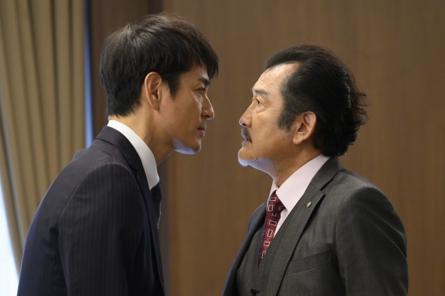 天空不動產總部部長黑澤武藏（右）跟總部領導者狸穴迅，互不相讓，但你們靠太近了吧！（采昌國際提供）