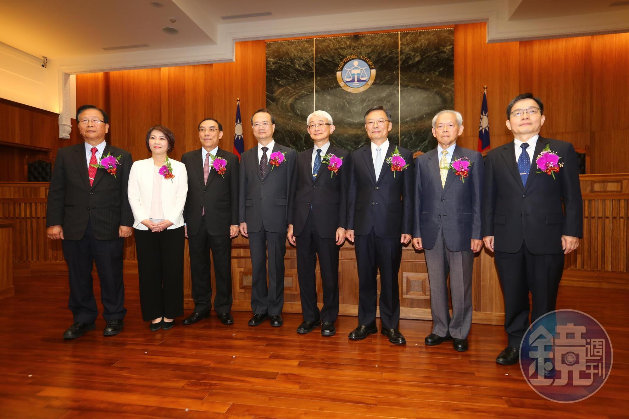 司法院推動大法庭新制，法務部長蔡清祥參加揭牌儀式後表示，最高檢已決定聲請大法庭統一見解，圖右起立委林德福、周春米、法務部長蔡清祥、司法院長許宗力、最高法院院長鄭玉山、檢察總長江惠民、法律扶助基金會董事長范光群、律師全聯會理事長李慶松等人出席揭牌儀式。