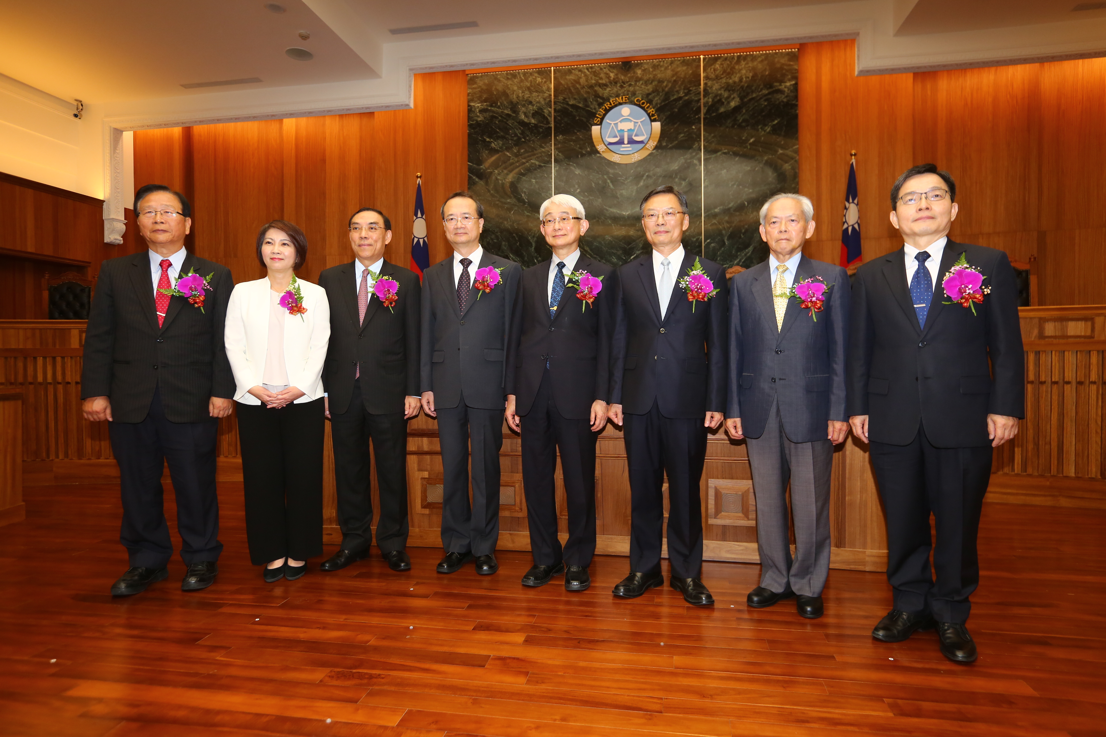 司法院推動大法庭新制，法務部長蔡清祥參加揭牌儀式後表示，最高檢已決定聲請大法庭統一見解，圖右起立委林德福、周春米、法務部長蔡清祥、司法院長許宗力、最高法院院長鄭玉山、檢察總長江惠民、法律扶助基金會董事長范光群、律師全聯會理事長李慶松等人出席揭牌儀式。