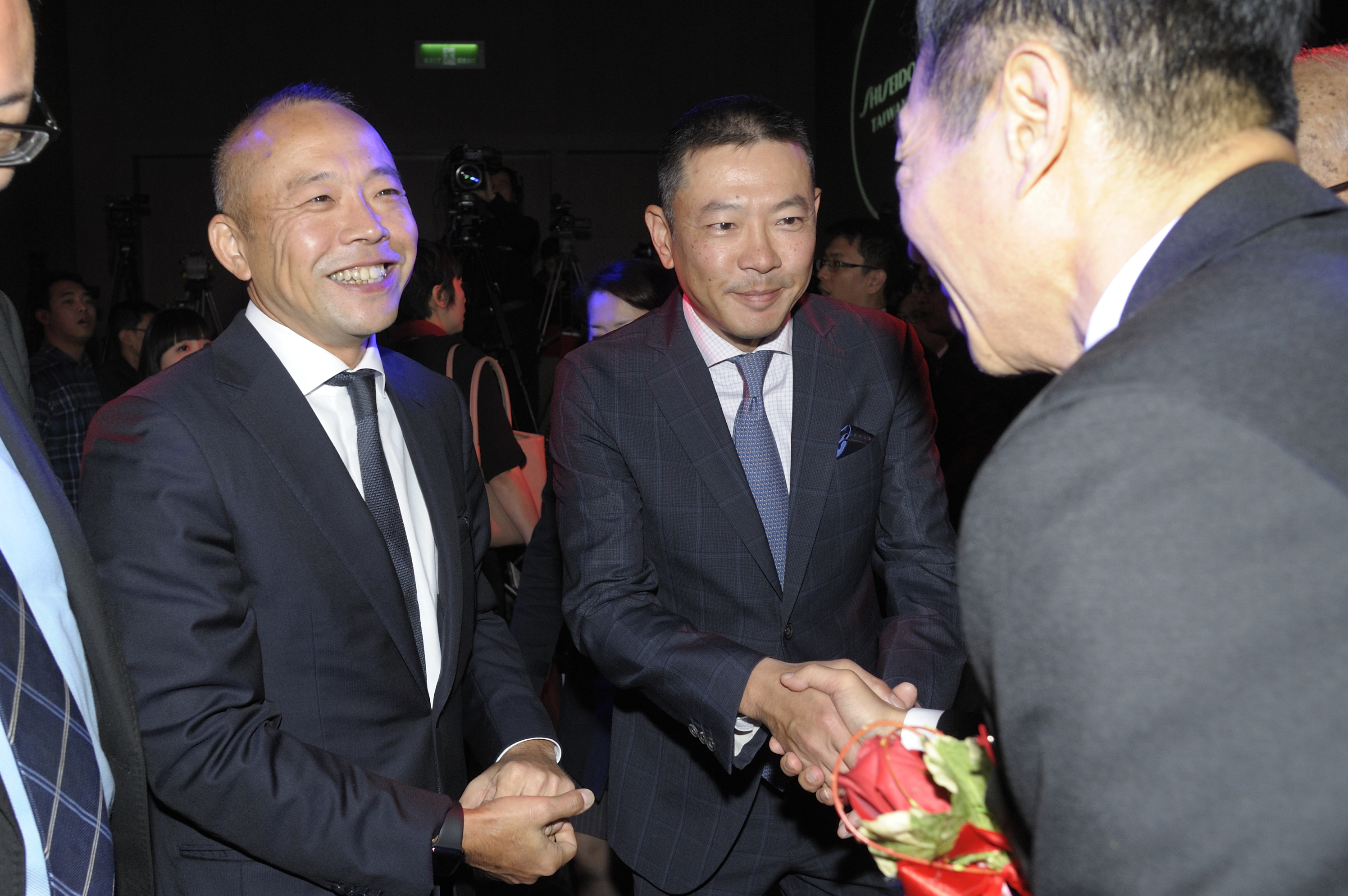 新光三越人事大地震，吳昕陽（右）接手總經理，左為哥哥吳昕達。