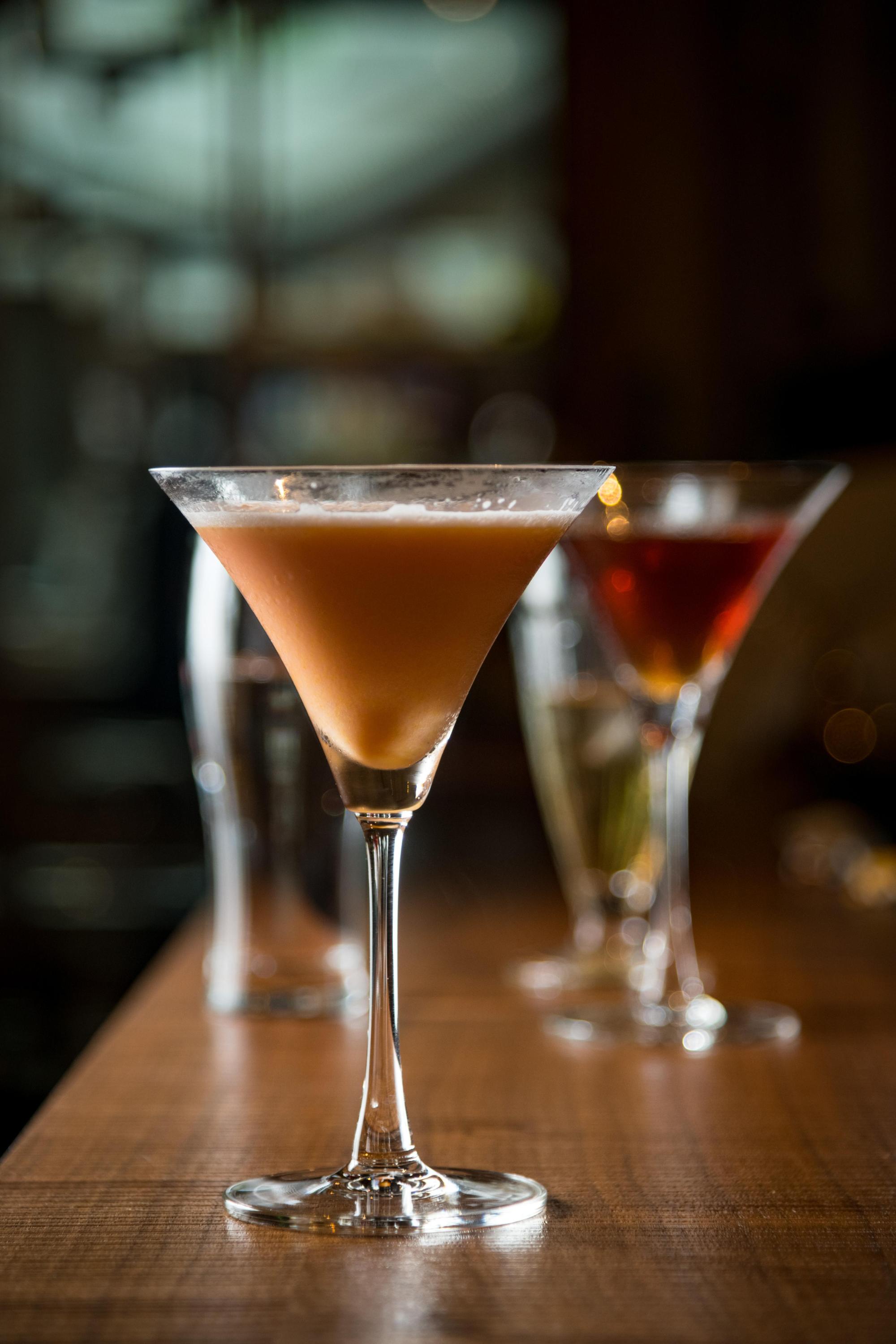 「百萬元」(前)、「Bartender」(後)是日式酒吧的經典調酒。(均300元/杯)