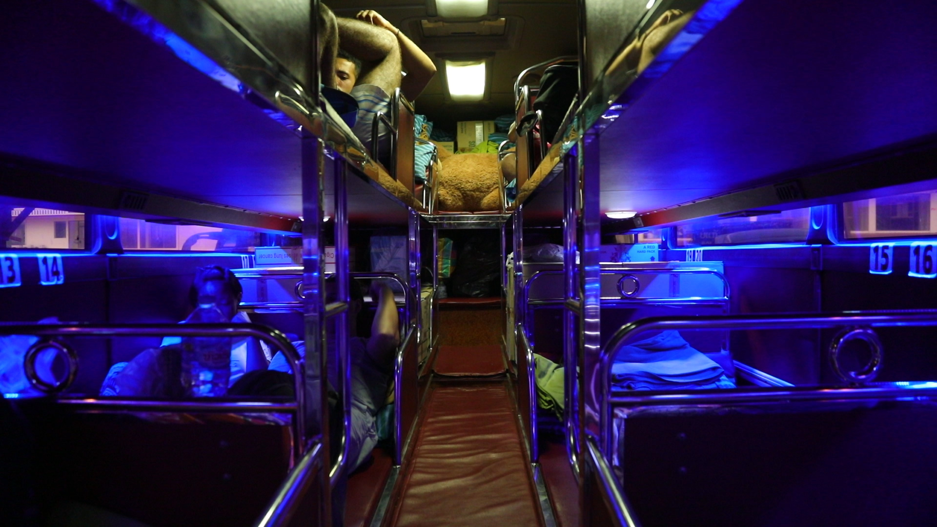 雙層的臥舖巴士，可以容納大約20人。