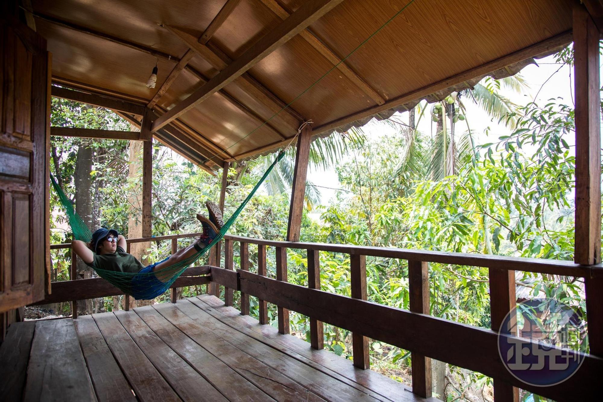 每座小屋前都有吊床,微風吹過,非常愜意。