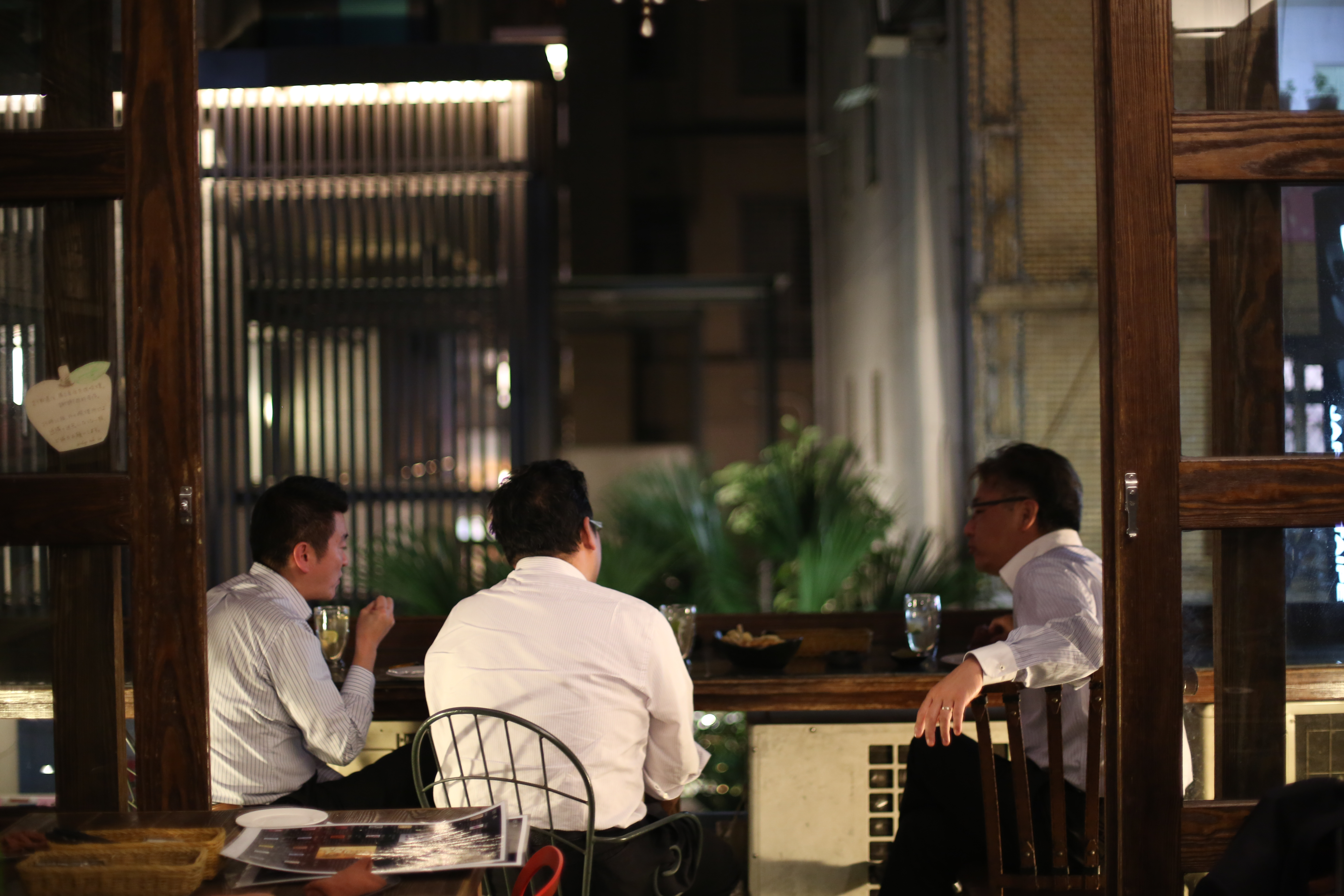 許多日本上班族下班後習慣來喝一杯，在陽台放鬆談天。