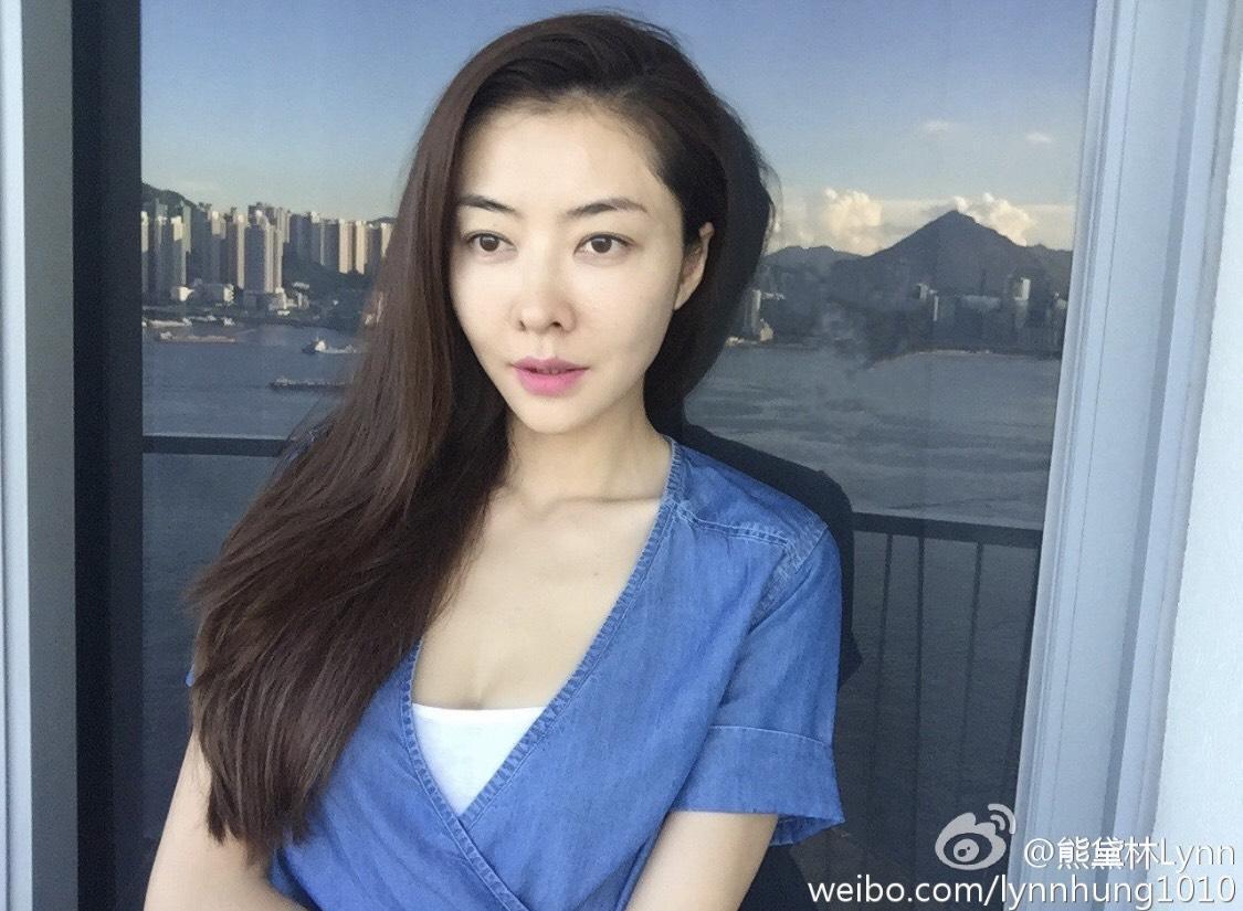 港星熊黛林平時給人形象美豔動人,當媽後更是散發母愛。(翻攝自熊黛林微博)