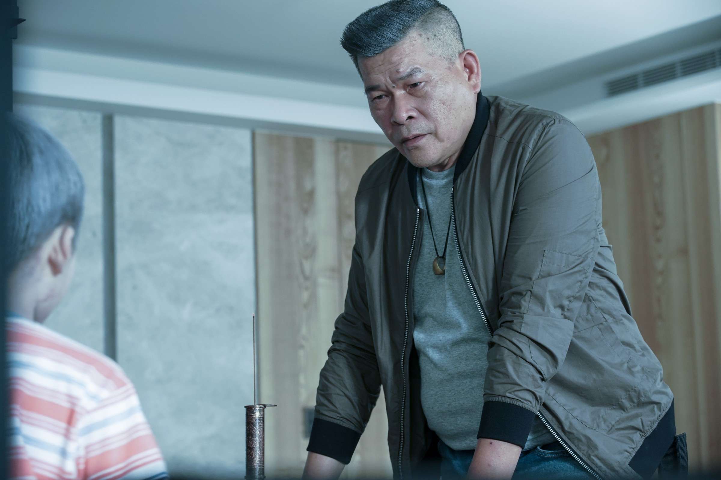 澎恰恰挾著當年主持《玫瑰之夜－鬼話連篇》的威名，在《第九分局》飾演偵辦靈異案件的警員老張。（甲上提供）