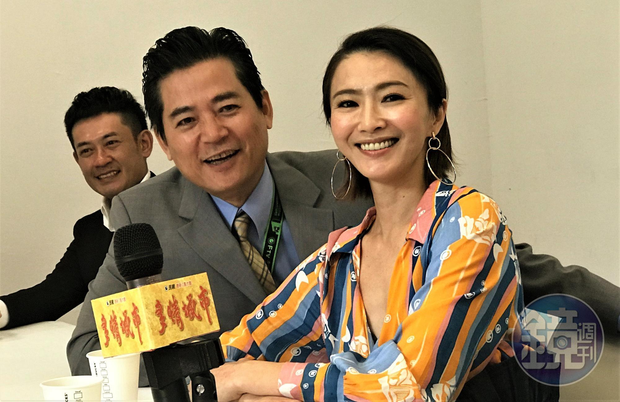 蕭大陸與女友侯怡君大方合照，樂當擋箭牌。