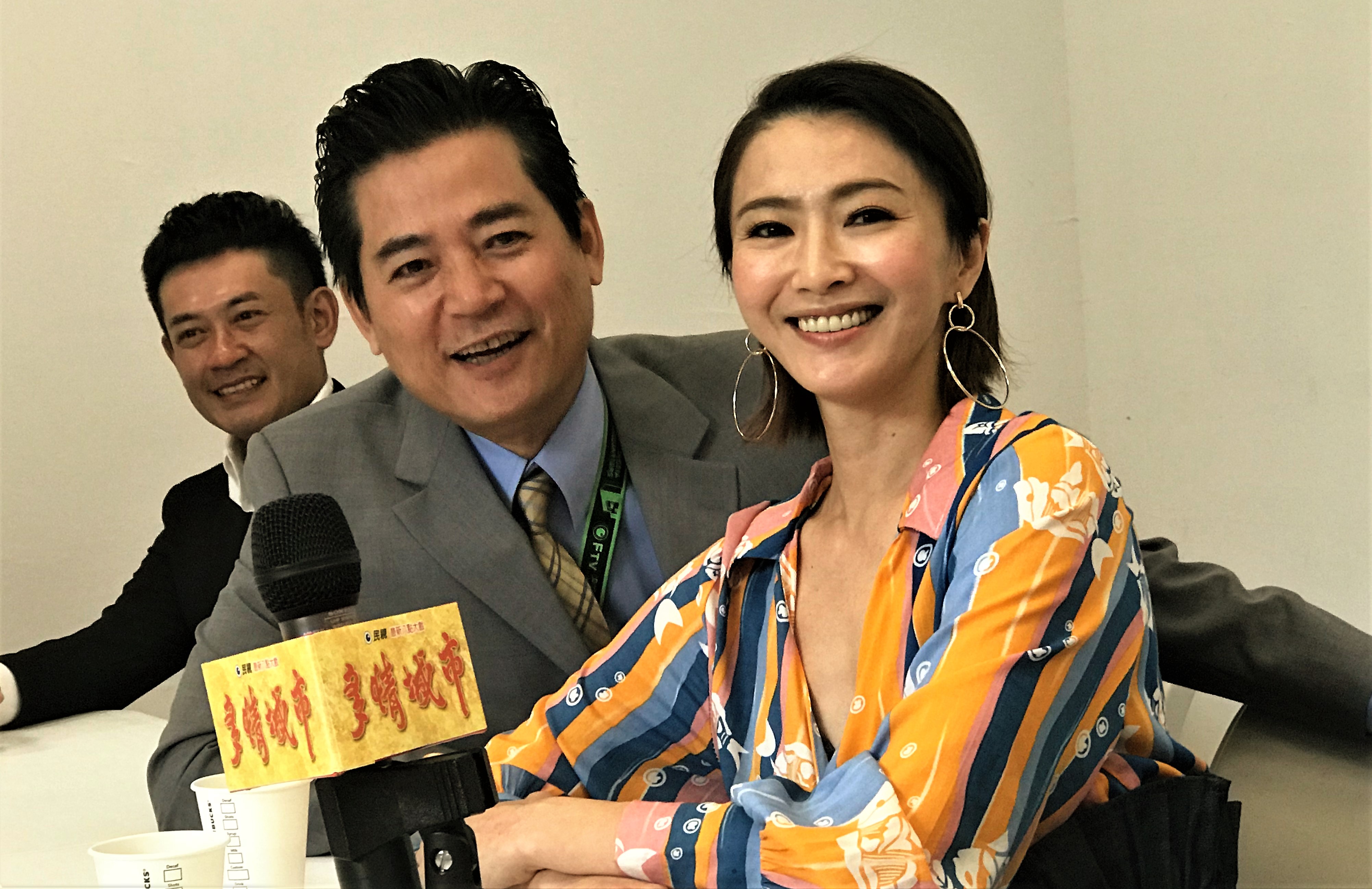 蕭大陸與女友侯怡君大方合照，樂當擋箭牌。