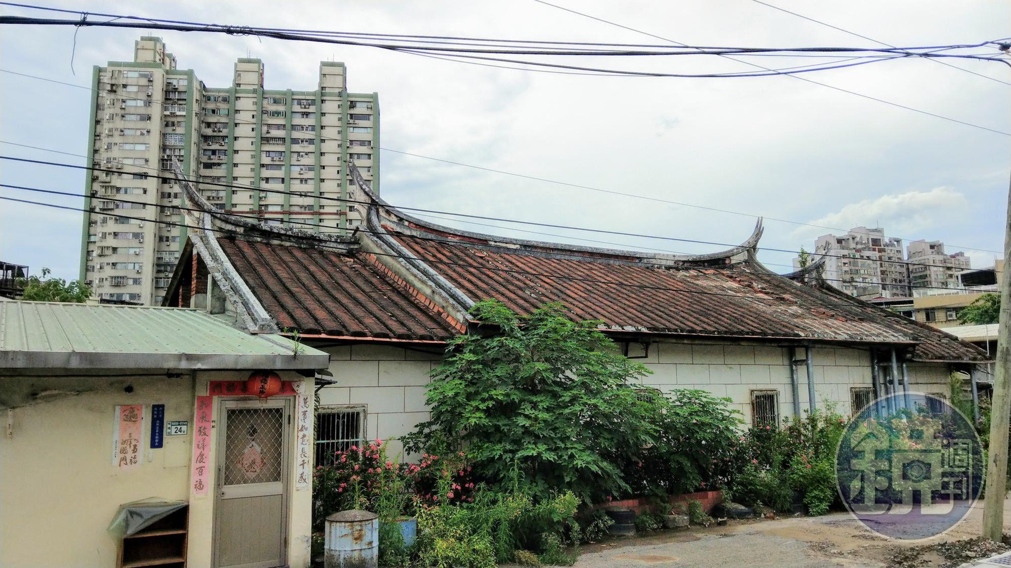 湳雅夜市都更土地旁有三合院建築,附近已開始整地。