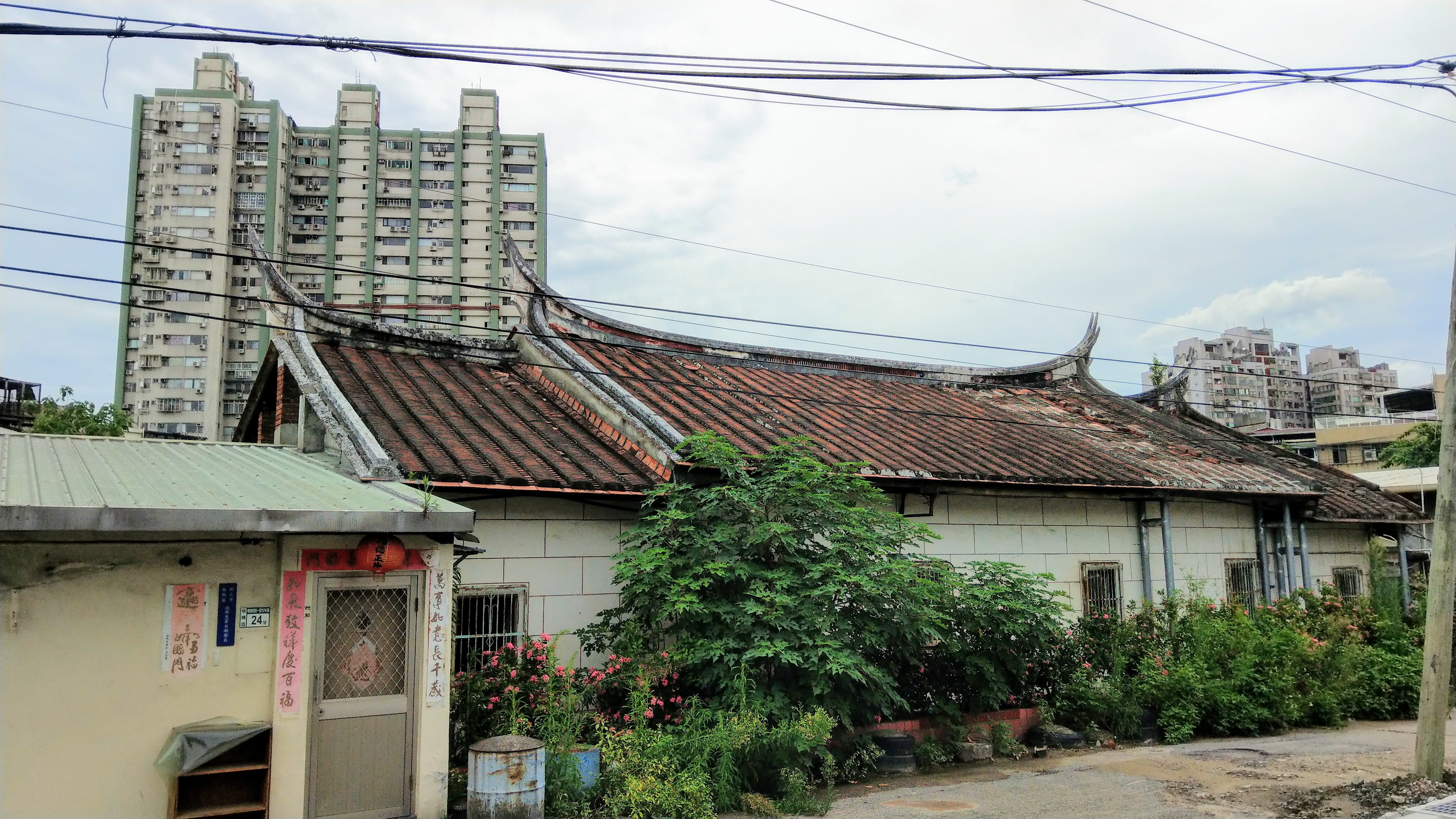 湳雅夜市都更土地旁有三合院建築，附近已開始整地。