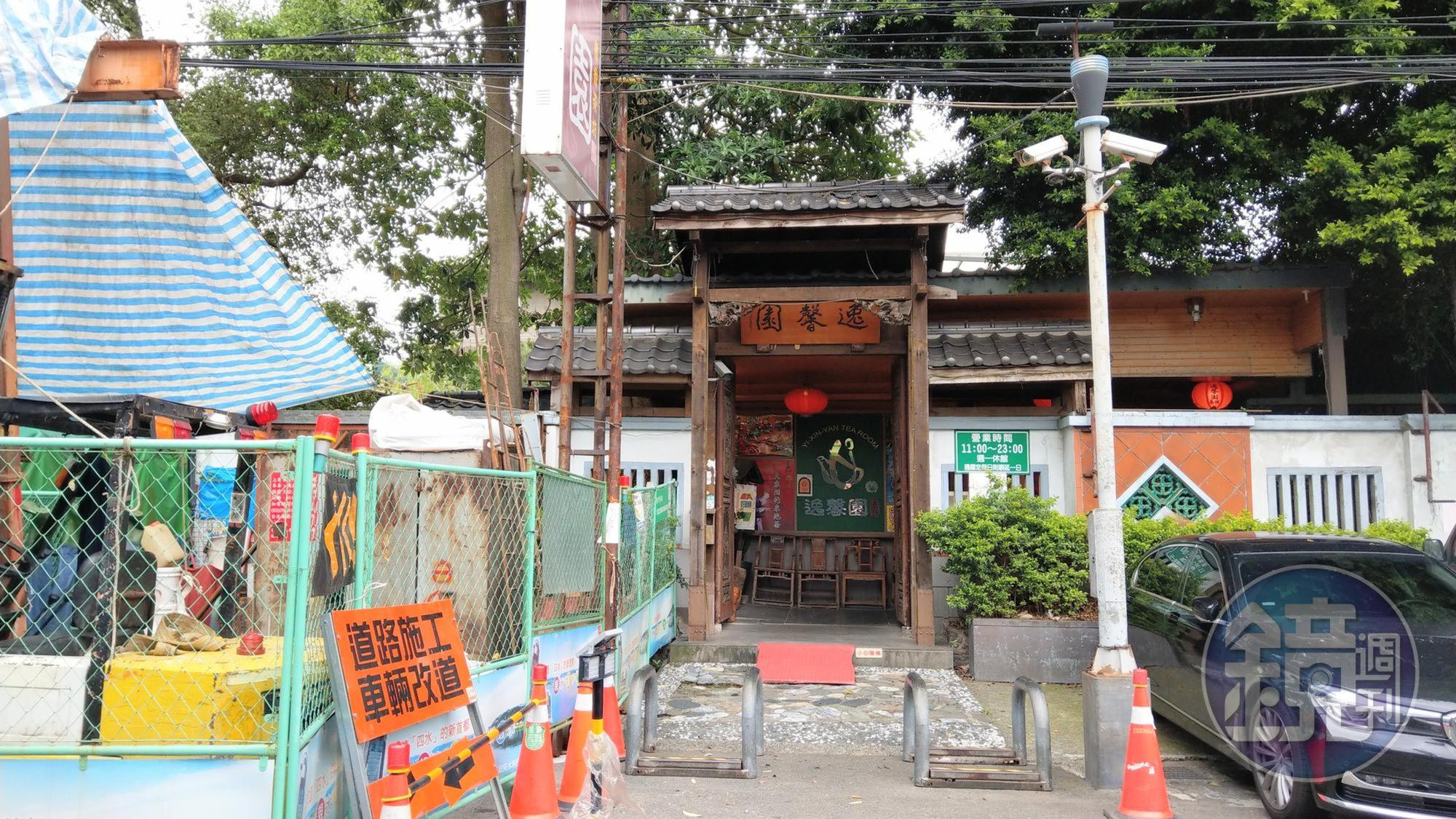 新北市板橋的湳雅夜市後半段正進行都更，知名的親子餐廳逸馨園也遭新地主要求搬遷，成為都更受害者。
